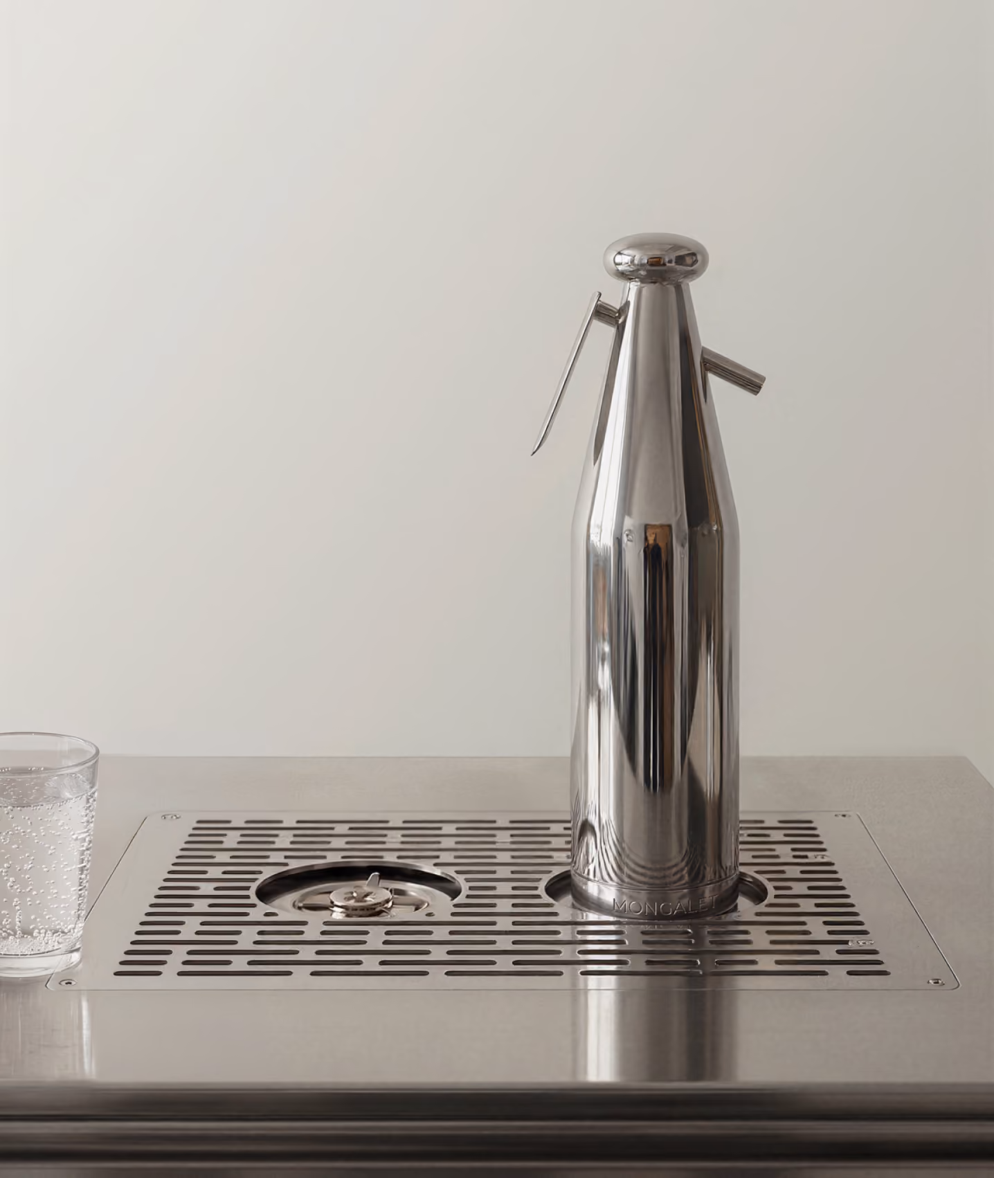 Distributeur d’eau pétillante intégré au plan de travail en inox, avec verre d’eau