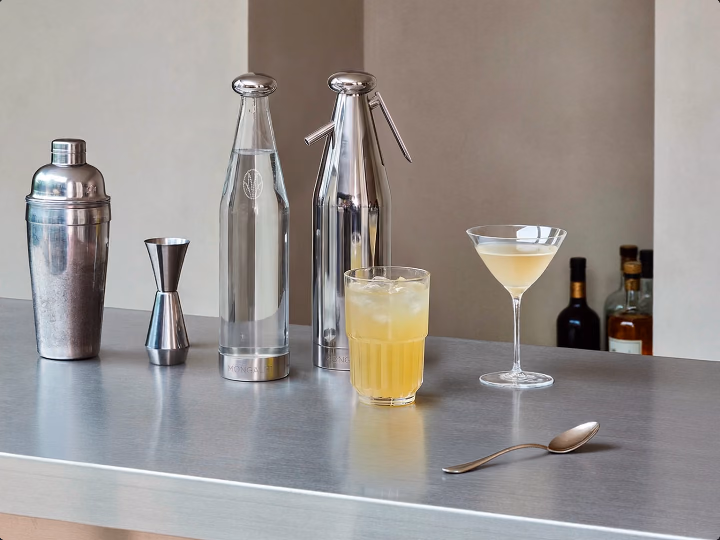 Préparation de cocktails avec siphons Mongalet sur un comptoir en inox