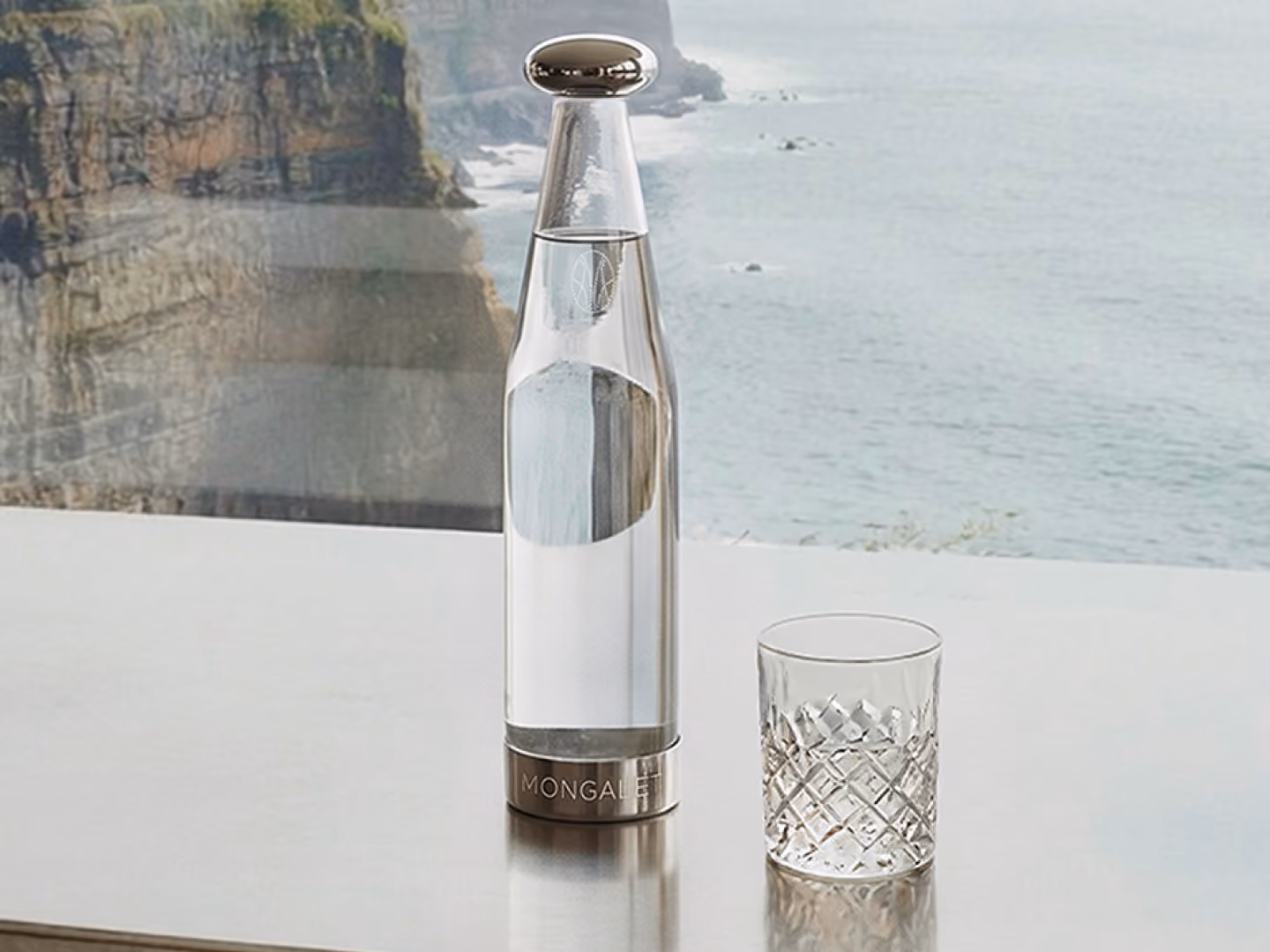 Carafe et verre devant une vue sur la mer