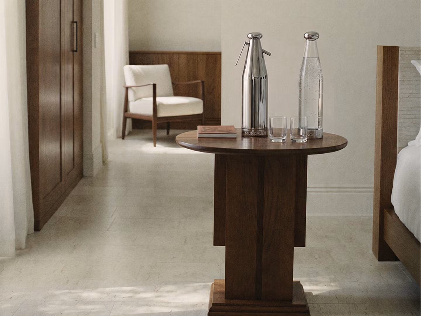 Chambre d’hôtel avec siphon Mongalet sur une table en bois