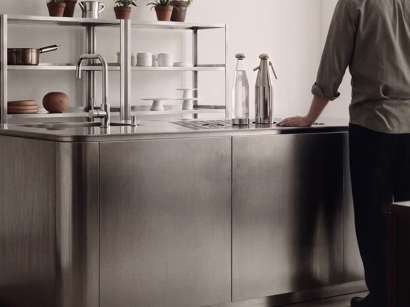 Meuble de cuisine en inox avec une personne à côté