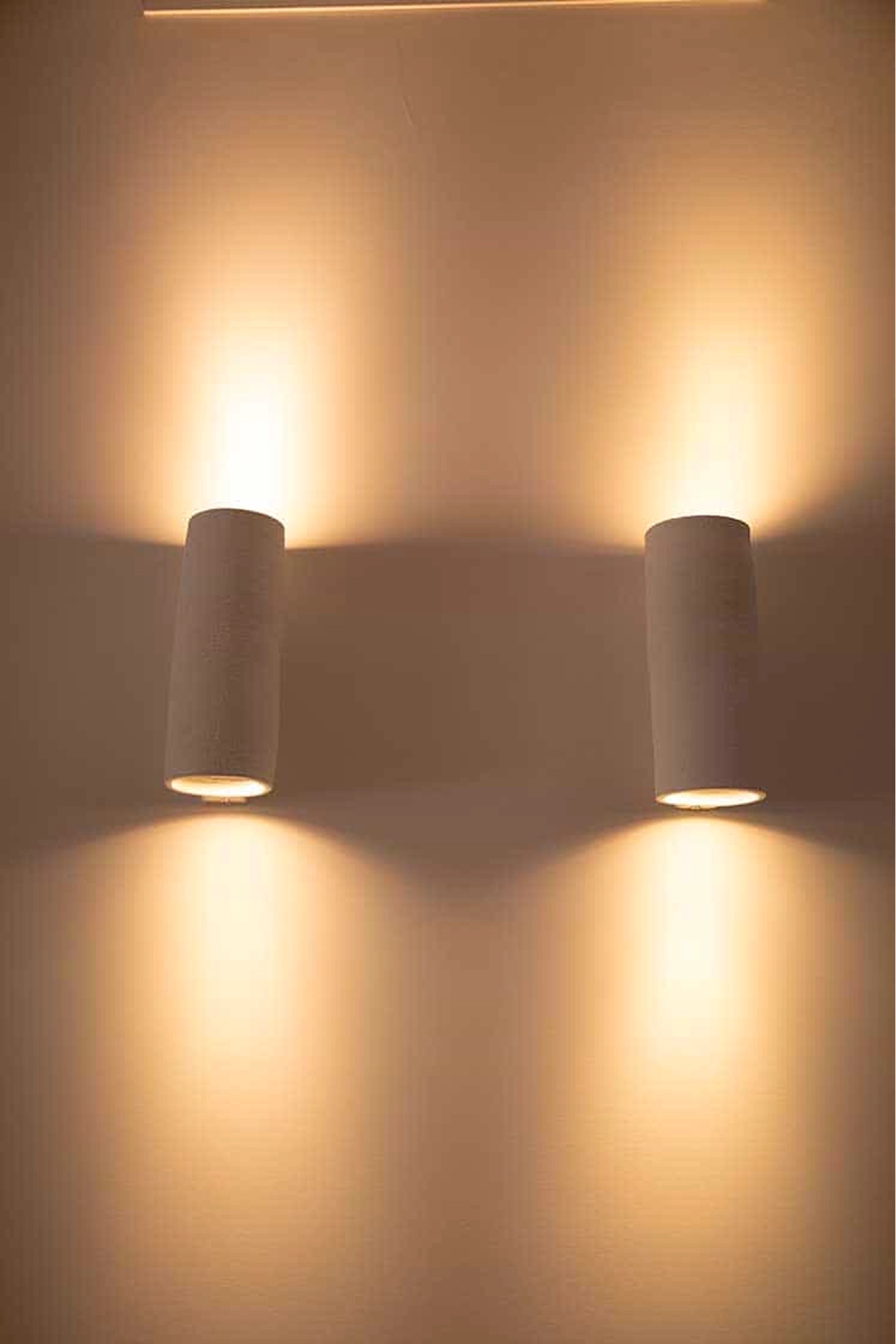 Apliques de pared con las luces encendidas