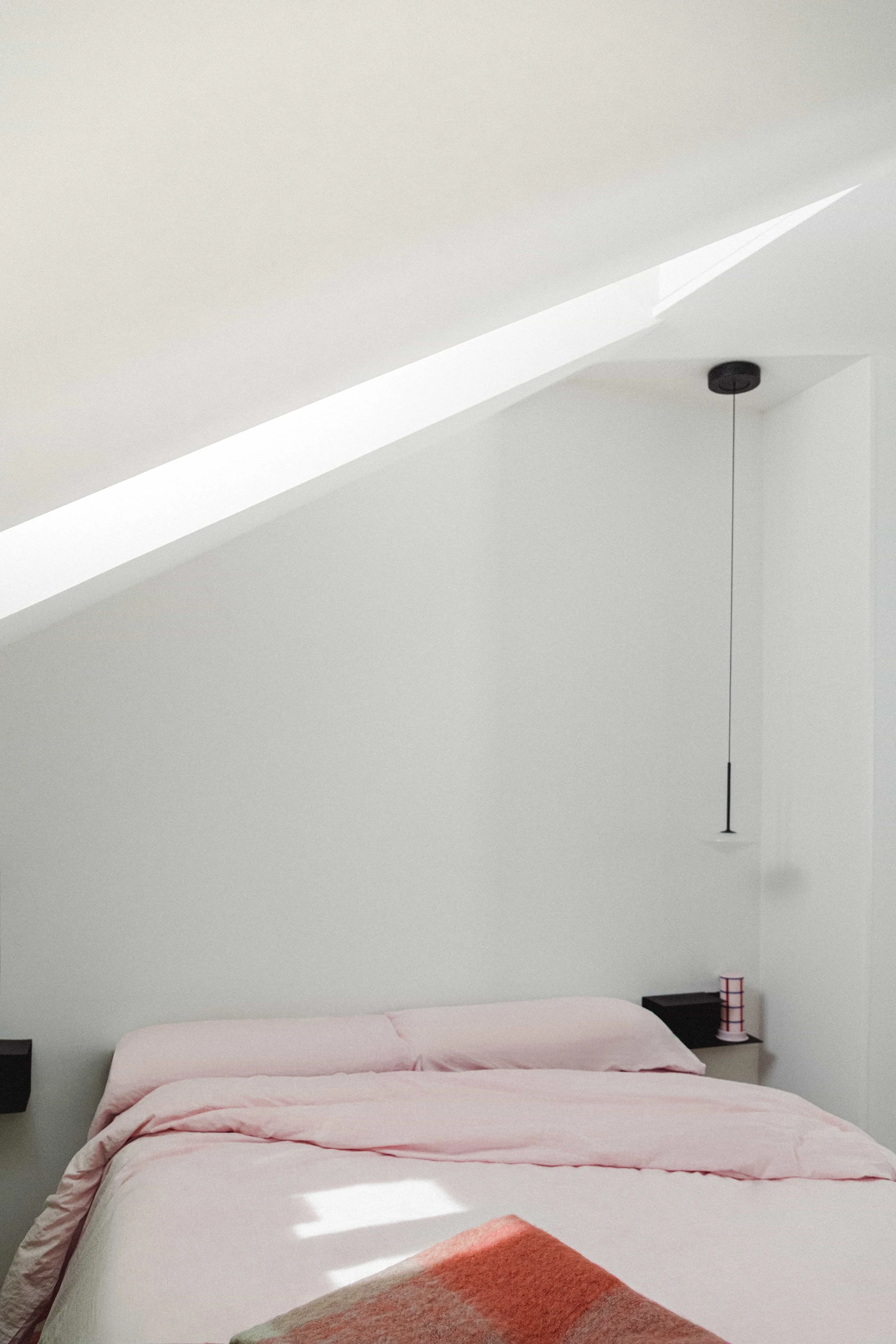 Dormitorio abuhardillado estilo minimalista