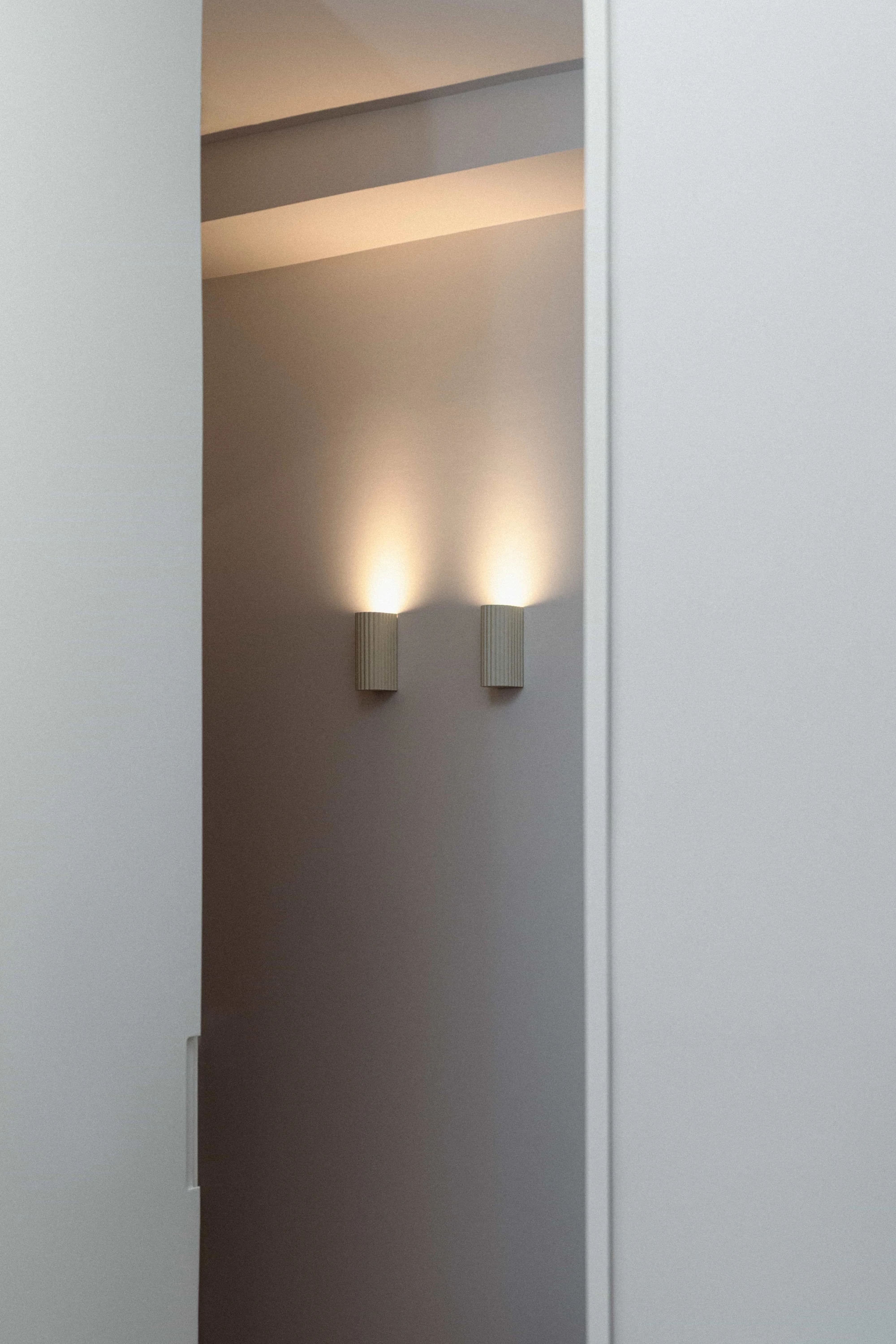 Apliques de pared con luces encendidas.