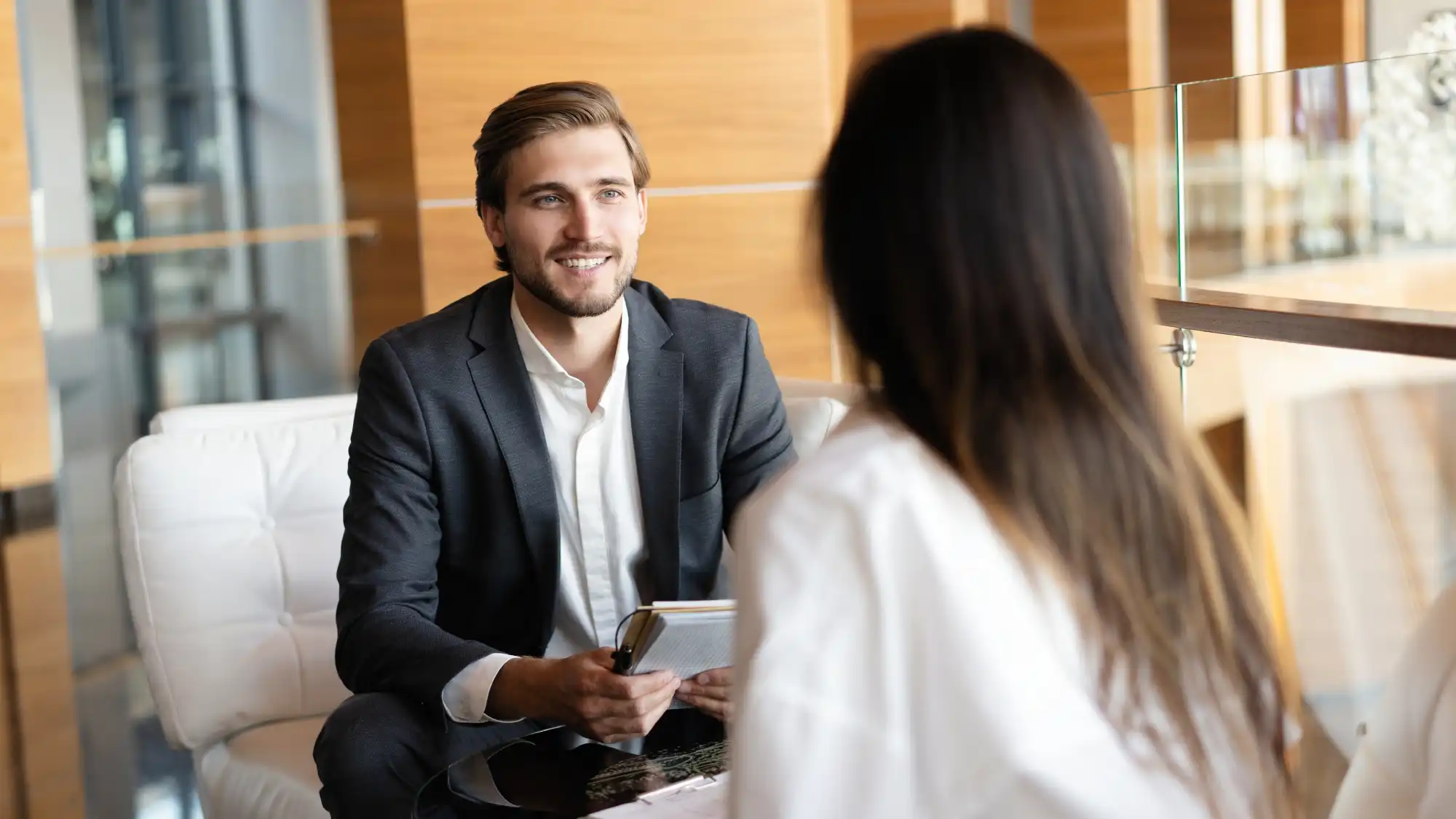 Recruiter smiling during a one-on-one meeting with a candidate in an office lounge