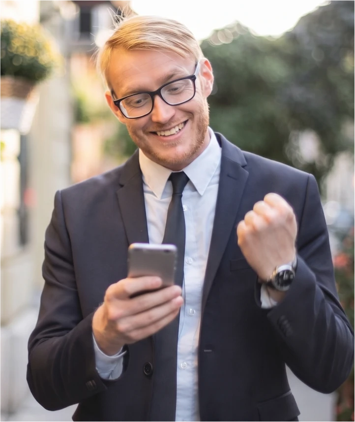 Fotka realitního makléře na telefonu když právě prodal doporučenou nemovitost.