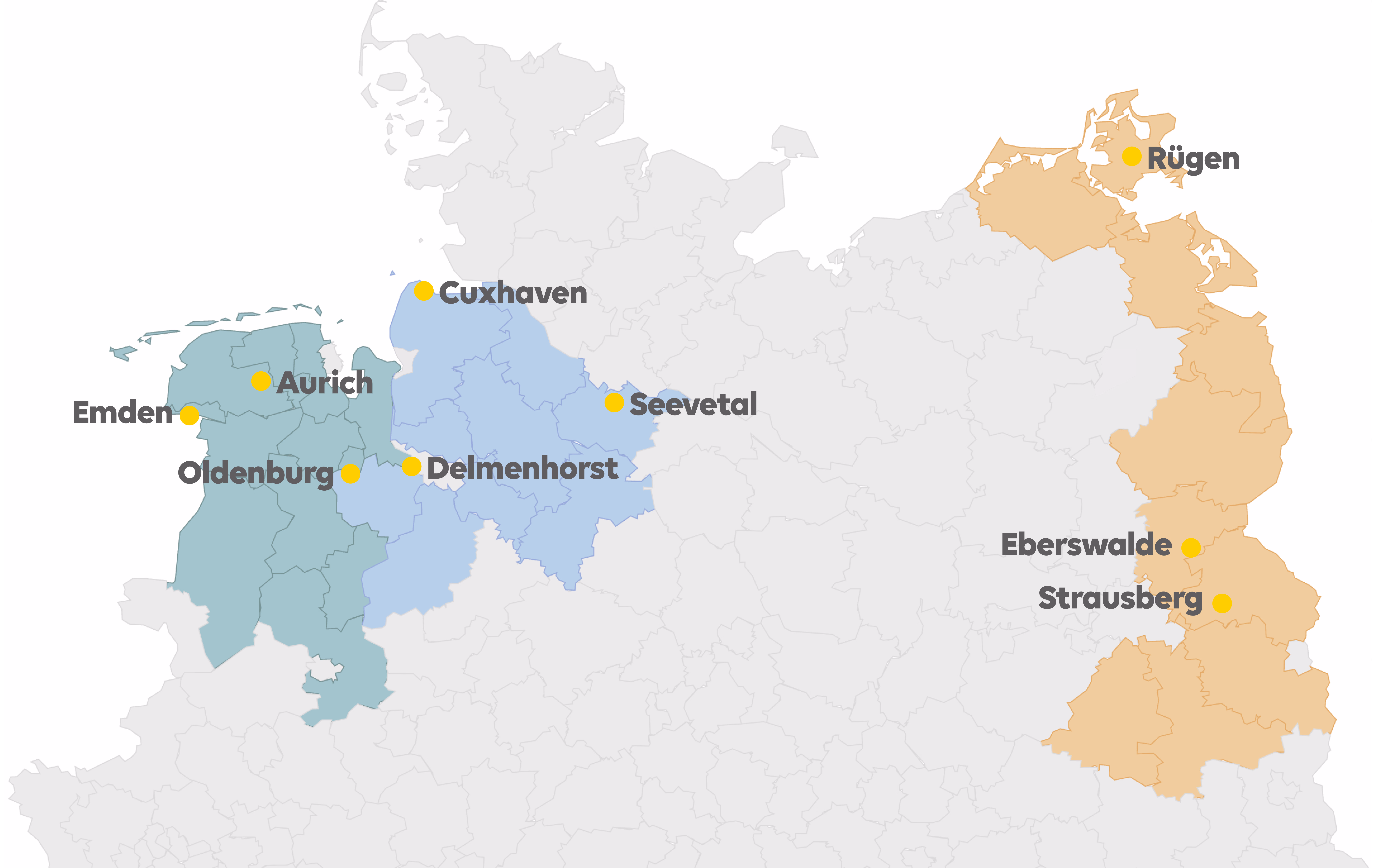 Ausschnittkarte Deutschlands mit Fokus auf den Norden und Osten, Landkreisgrenzen in Hellgrau. Drei Einzugsgebiete sind farblich abgesetzt: eine grüne Fläche in Ostfriesland und im Oldenburger Land mit den Standorten Emden, Aurich und Oldenburg; eine blaue Fläche zwischen Elbe- und Wesermündung mit Cuxhaven, Delmenhorst und Seevetal; eine orange Fläche entlang der Ostseeküste und der östlichen Landesgrenze mit Rügen, Eberswalde und Strausberg. Alle Standorte sind durch gelbe Punkte mit Beschriftung gekennzeichnet.