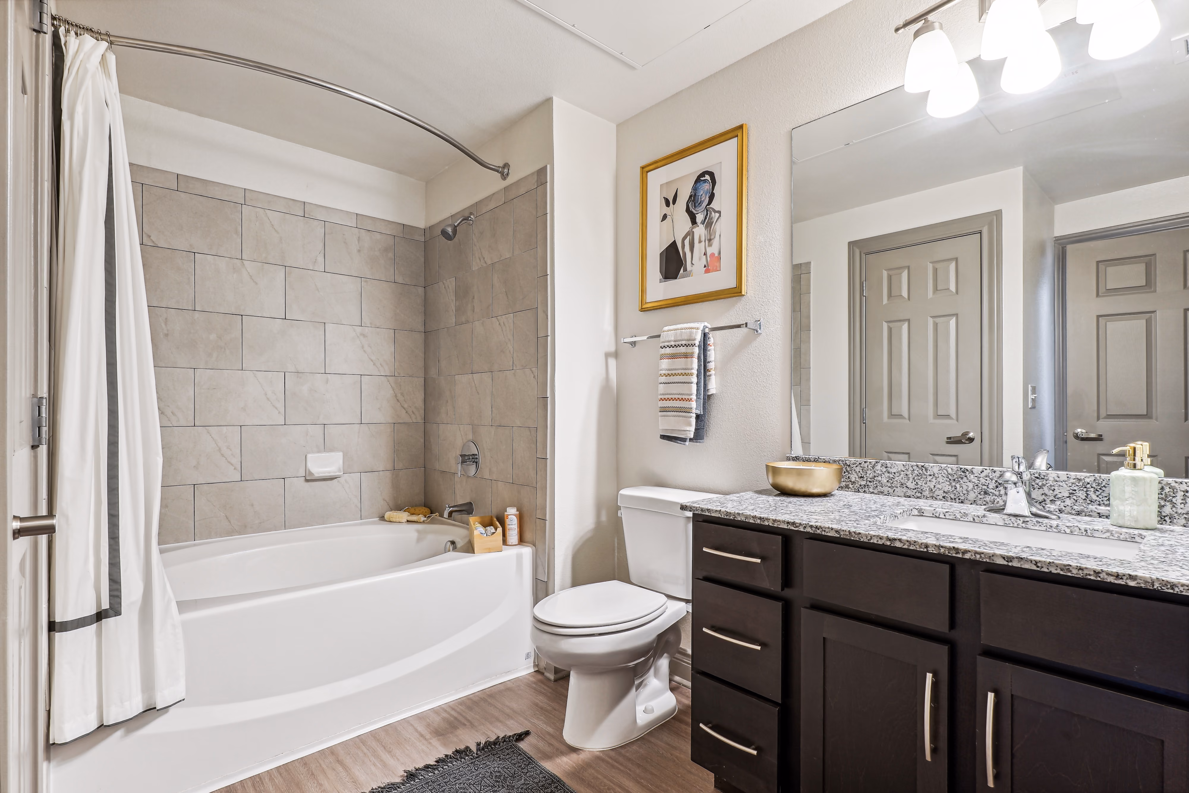 bathroom with tub