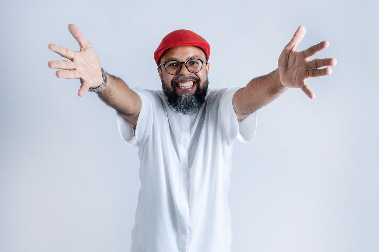 Allan Abbadia, artista multi-instrumentista, trombonista, compositor e arranjador. Graduado em trombone pela Faculdade Souza Lima Berkley e mestre pela UNICAMP. Em sua carreira de mais de 20 anos, reúne 3 discos lançados, diversos trabalhos com artistas como: Elza Soares, Dona Ivone Lara, Beth Carvalho, Luiz Melodia, Zeca Pagodinho, Racionais MC´s, Emicida, Jards Macalé, Liniker, Moacyr Luz, Nei Lopes, João Bosco, entre outros. Atuação em grupo, turnês internacionais, trilhas sonoras, intercâmbios, oficinas, masterclasses, arranjos e produções musicais.