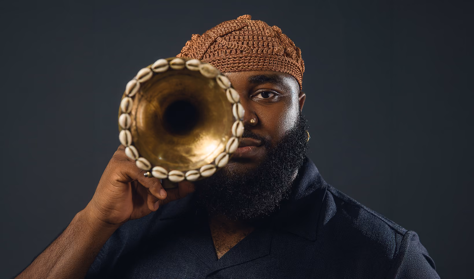 Etuk Ubong é um trompetista, compositor, líder de banda e vocalista nigeriano, criador da Earth Music — uma filosofia musical que nasceu de seu desejo de criar uma música capaz de transcender fronteiras, gêneros e definições convencionais.