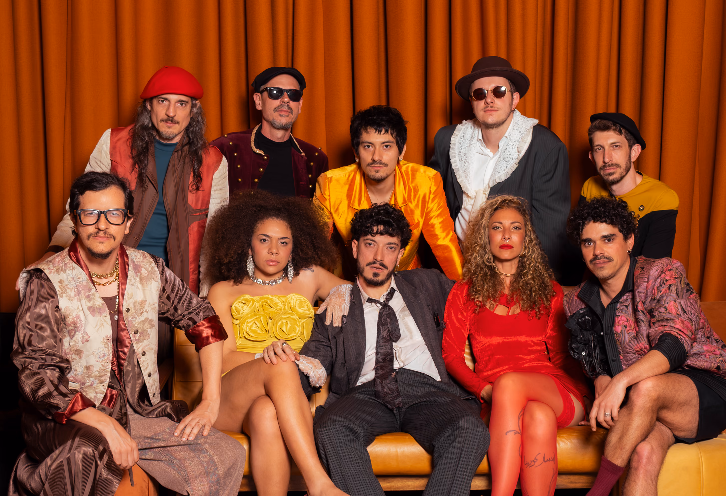 Samuca e a Selva combina uma identidade sonora marcante com uma discografia reconhecida na cena da música popular brasileira. Com criação coletiva, diálogo com o público e encontros com grandes nomes da música, o grupo reúne trabalhos que expressam sua diversidade artística.