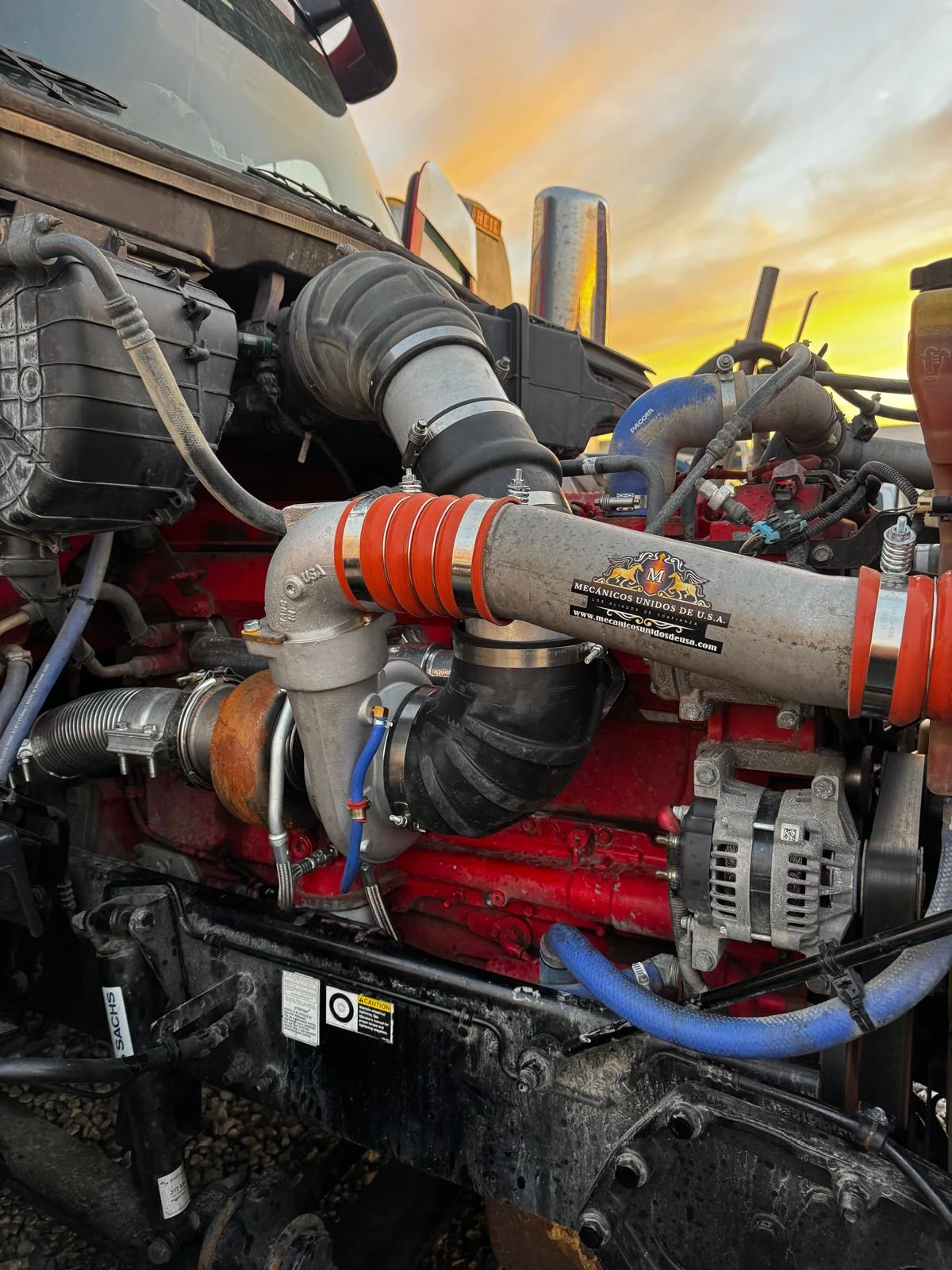 Motor con identidad de Mecánicos Unidos USA