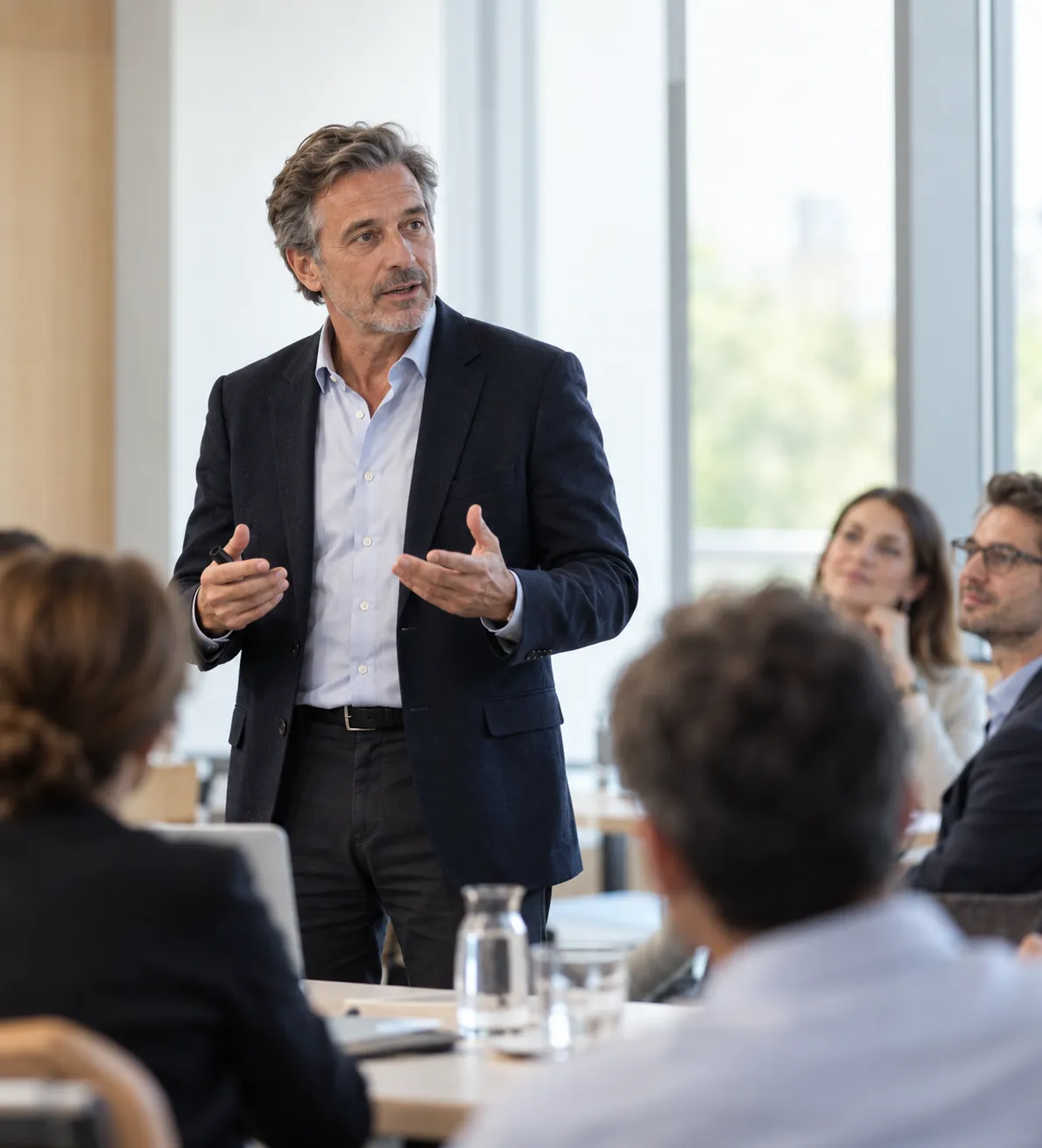 Formateur ESSEC animant une session devant un groupe de professionnels