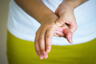 Woman with joint pain in the hands