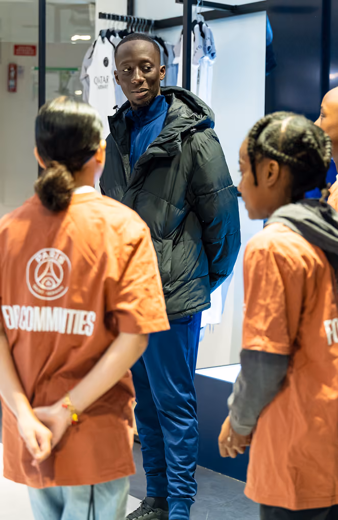 Image de Mahamadou avec supporter du psg