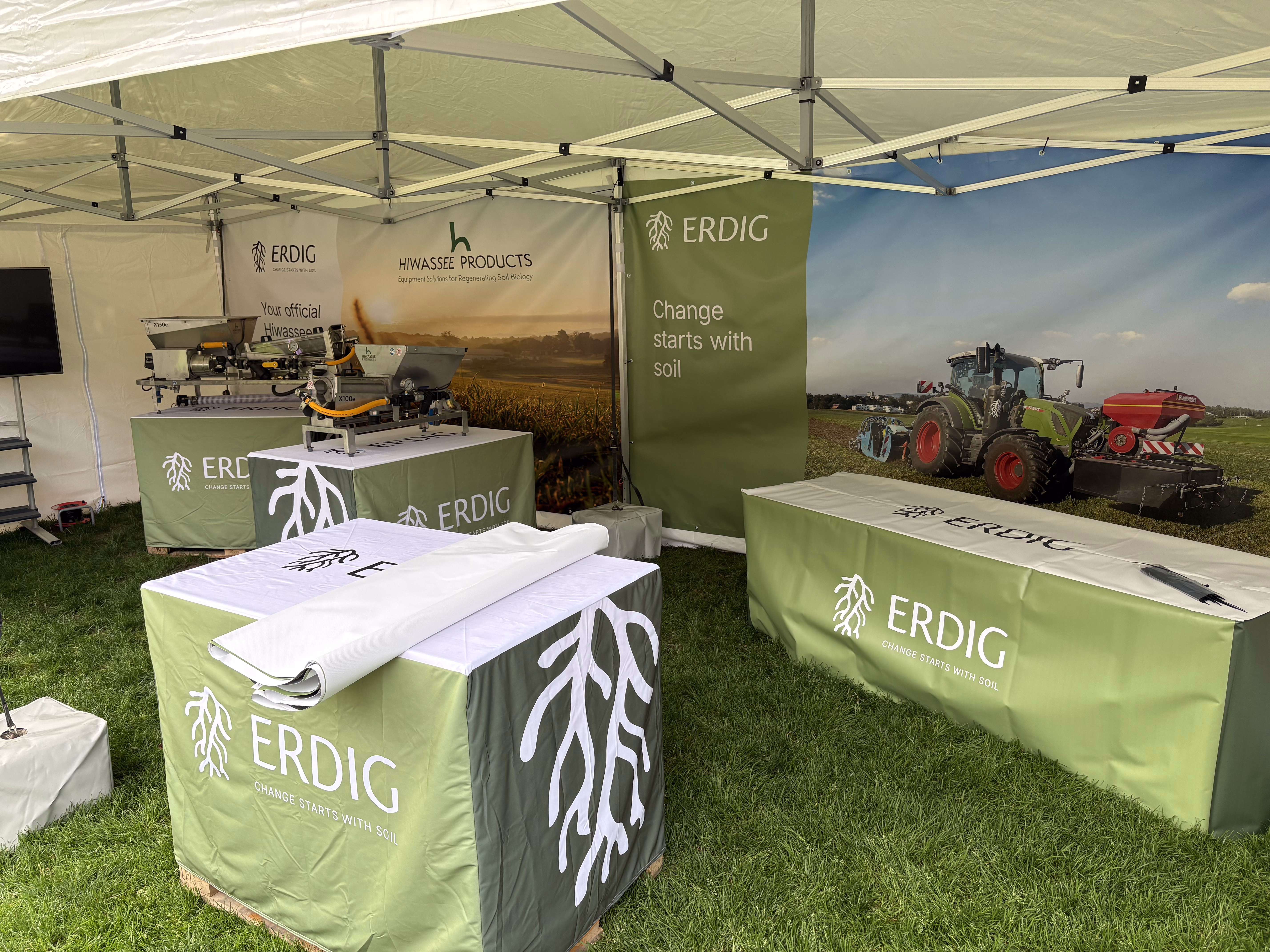erdig-Messestand «Change starts with soil» an der Soil Evolution 2026 – Corporate Design von deeds