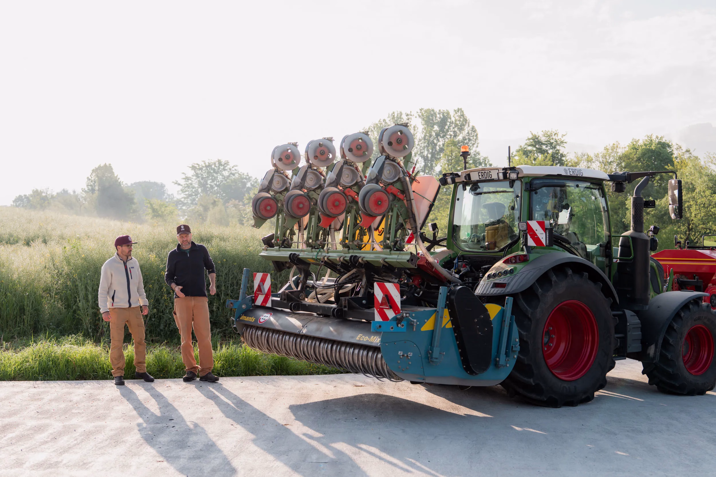 Gründer von erdig Living Soils AG neben ihrem Traktor mit Sägerät – deeds-Fotoshooting fürs Bodenmikrobiom-Startup