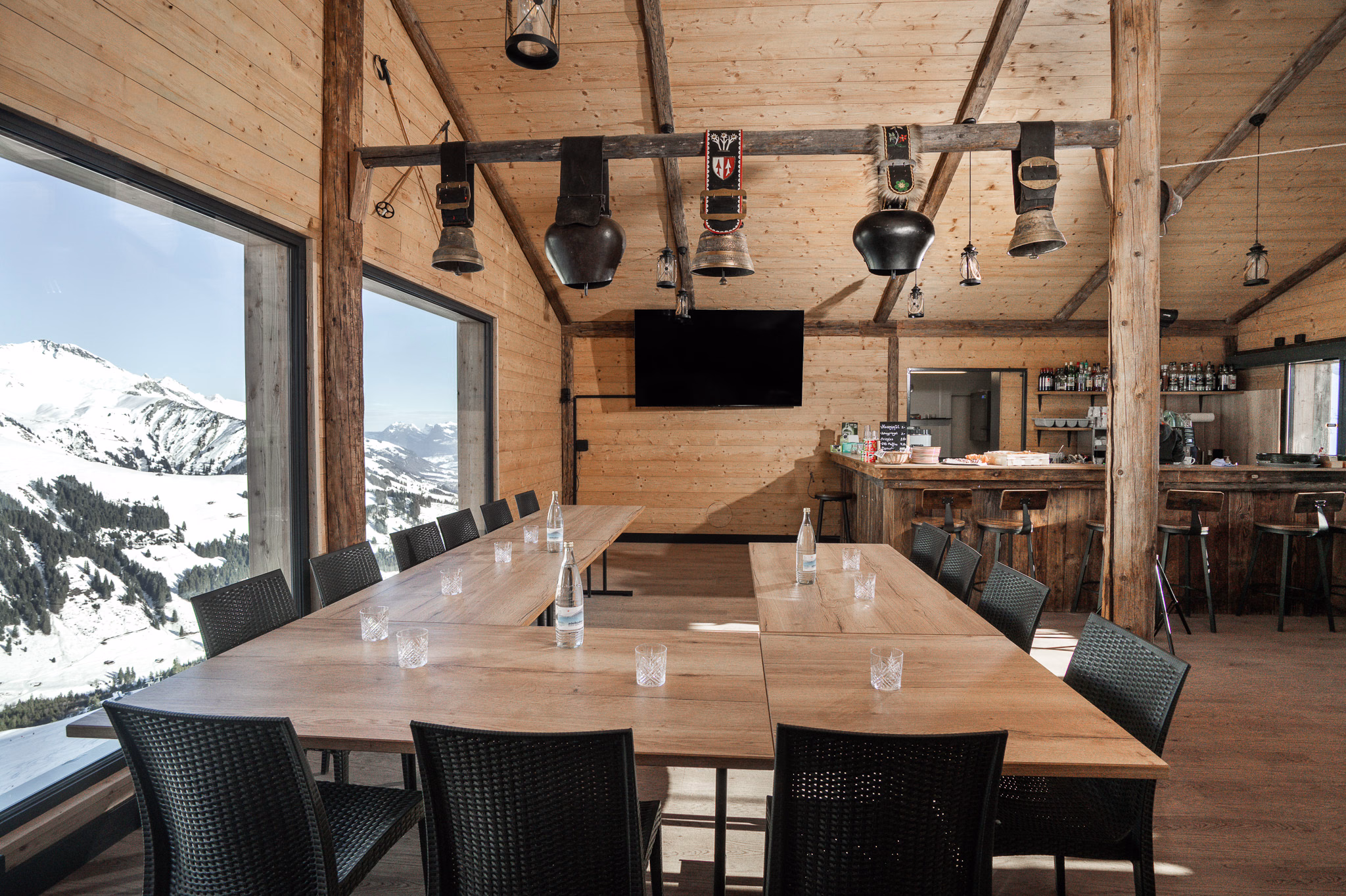 Seminarraum «Alphüttli» der Tschentenalp mit Panoramablick auf die verschneiten Alpen – Foto von Yannick Romagnoli für deeds