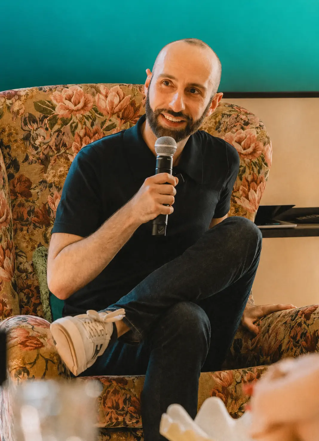 Romain Bouvet, conférencier en neuromarketing, micro en main sur scène