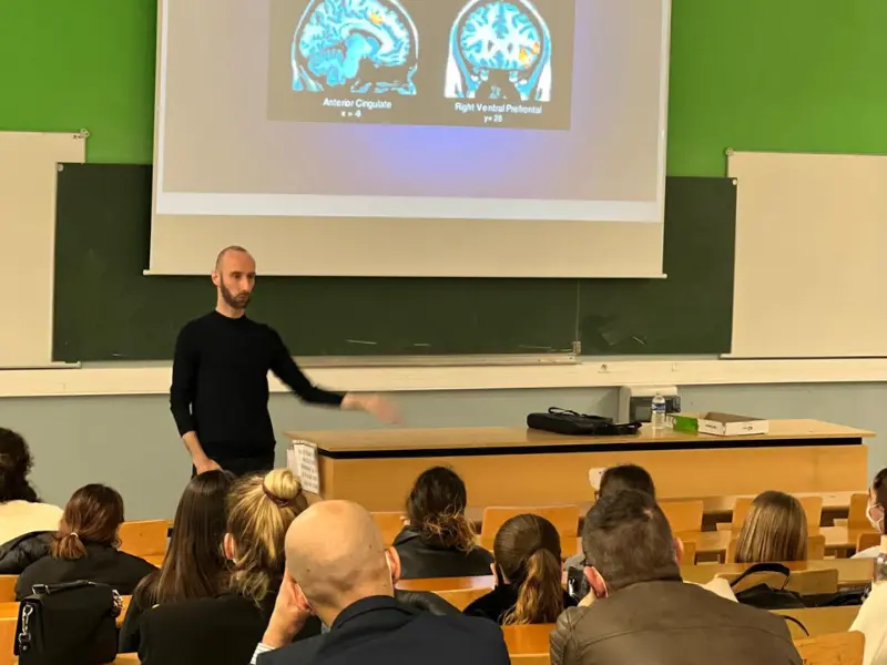 Romain Bouvet enseignant la psychologie sociale à l'université