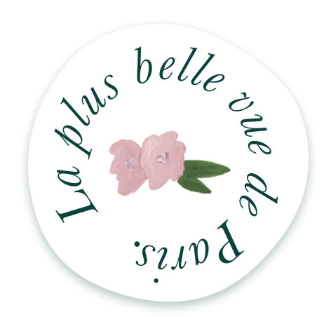 Une étiquette ronde avec deux fleurs roses et le texte en cercle La plus belle vue de Paris.