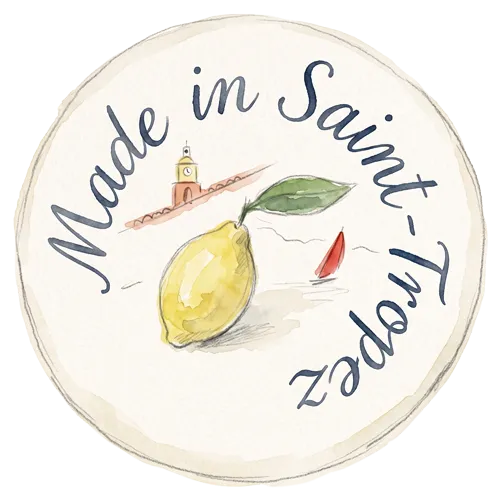 Design circolare con la scritta 'Made in Saint-Tropez', un limone, una torre dell'orologio e l'illustrazione di una barca a vela.