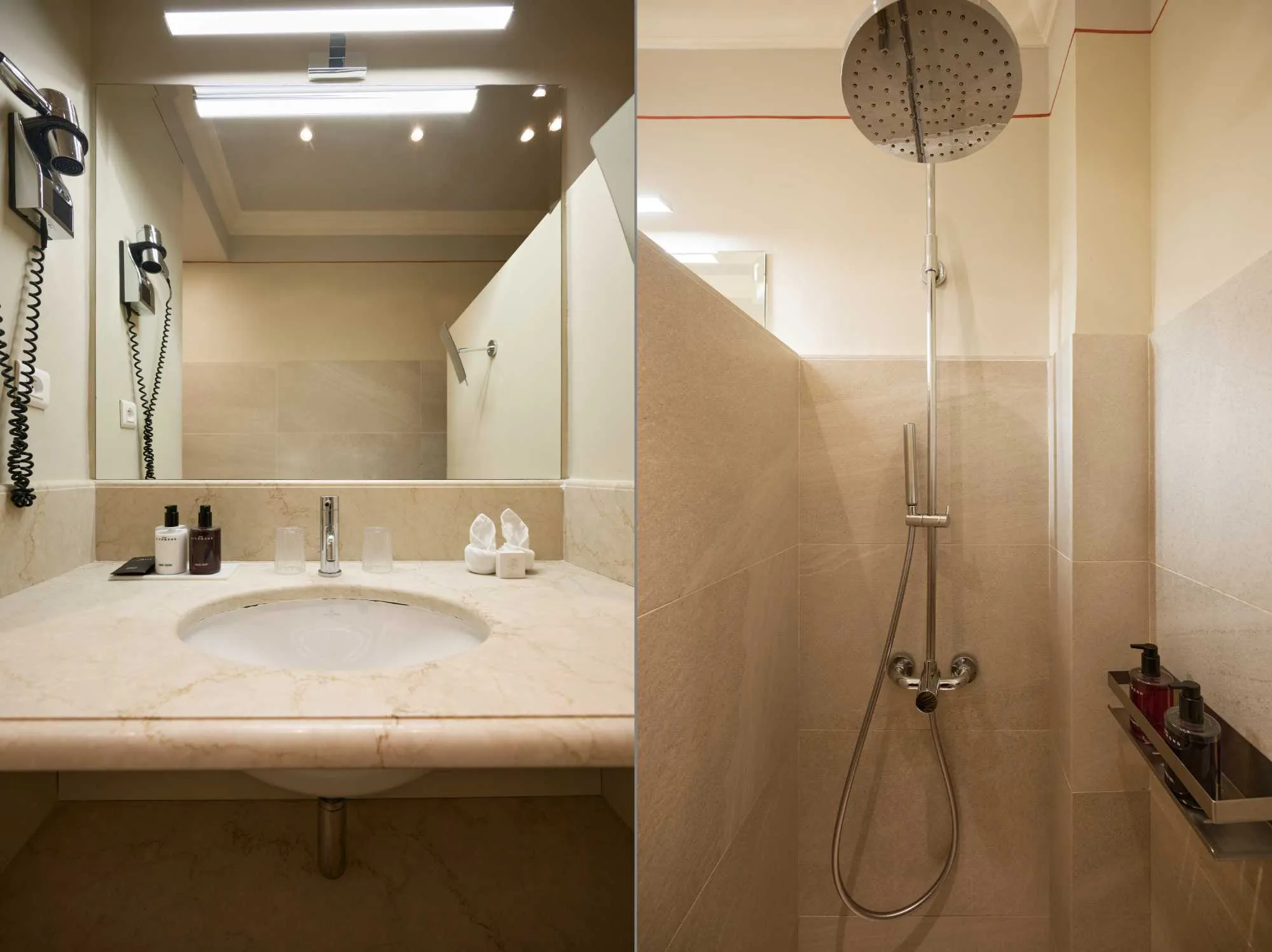 Deux vues d'une salle de bain aux tons beige marbré, avec vasque encastrée et grand miroir, ainsi qu'une douche équipée d'une pomme de douche ronde.