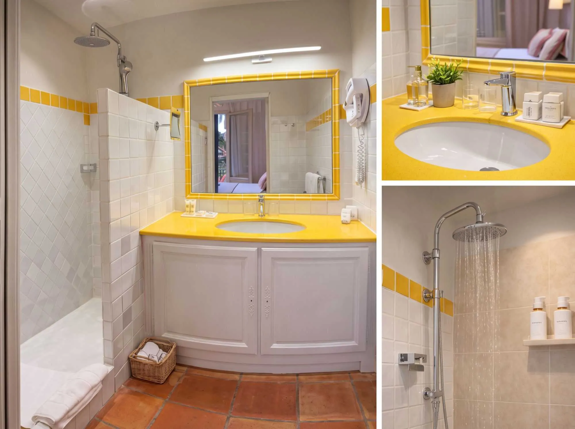 Vue composite d'une salle de bain provençale ensoleillée, avec vasque et miroir bordés de jaune, douche à l'italienne carrelée et sol en tomettes.