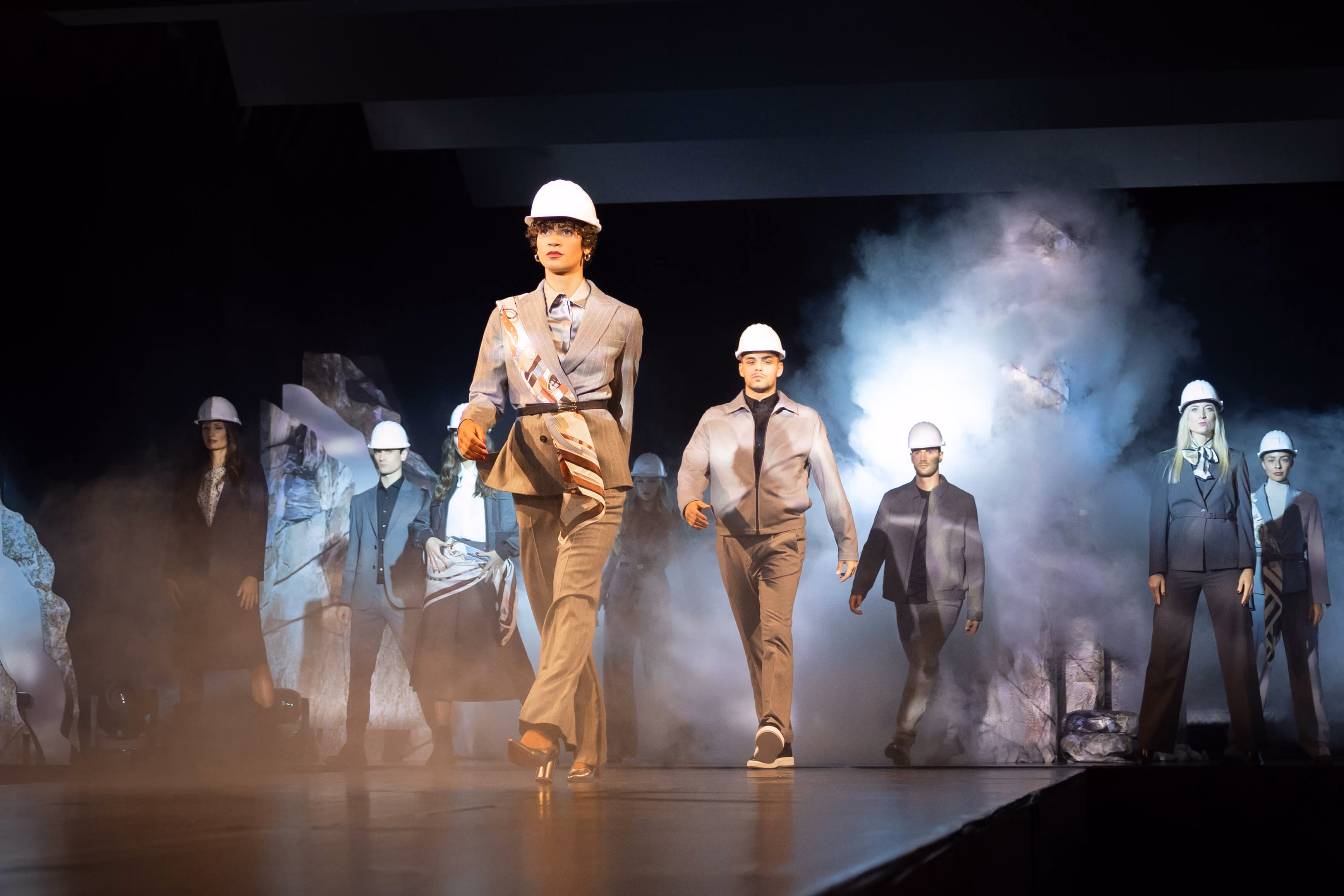 Models mit Bauhelmen auf dem Laufsteg der GARHAMMER Modegala 2026