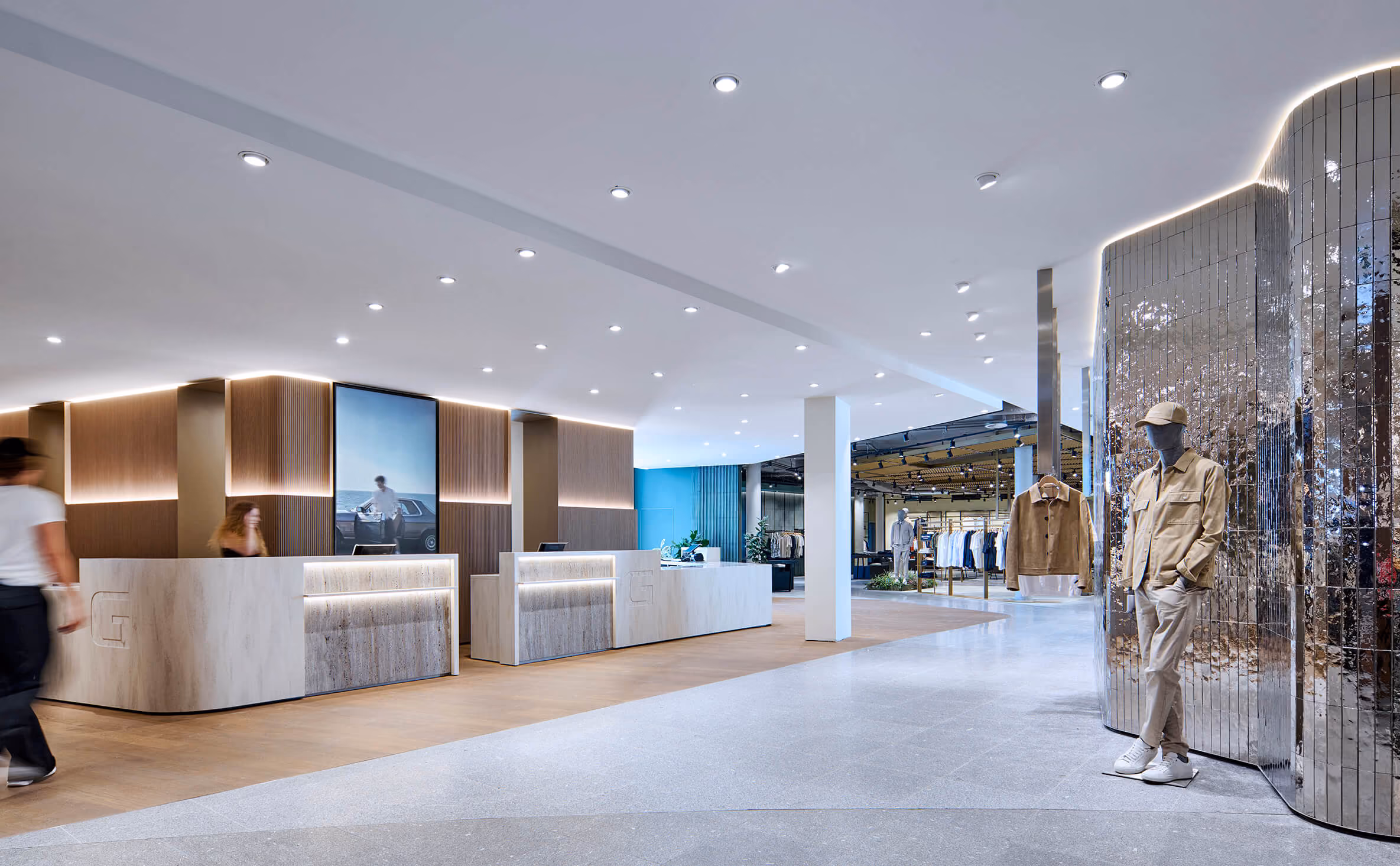 Eingangsbereich des neuen Modehauses GARHAMMER mit Empfangstheke und Spiegelsäule