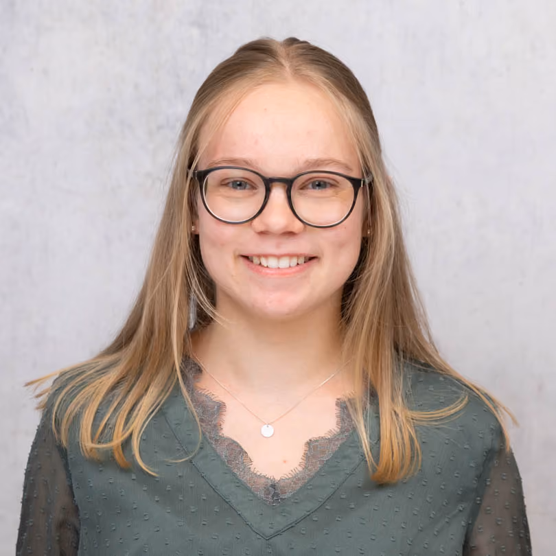 Portrait von Sabina Grübl, Mitarbeiterin Visuelles Marketing/Dekoration bei GARHAMMER