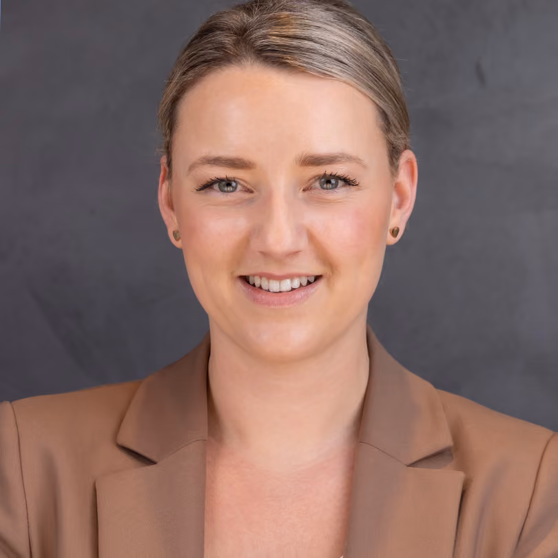 Portrait von Denise Ebertshaeuser, Restaurantleitung bei GARHAMMER