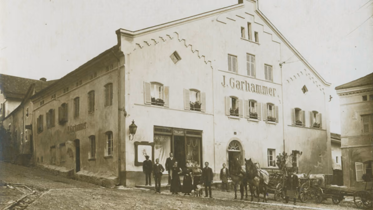 Das Haupthaus am Marktplatz in Waldkirchen zur Gründungszeit 1896