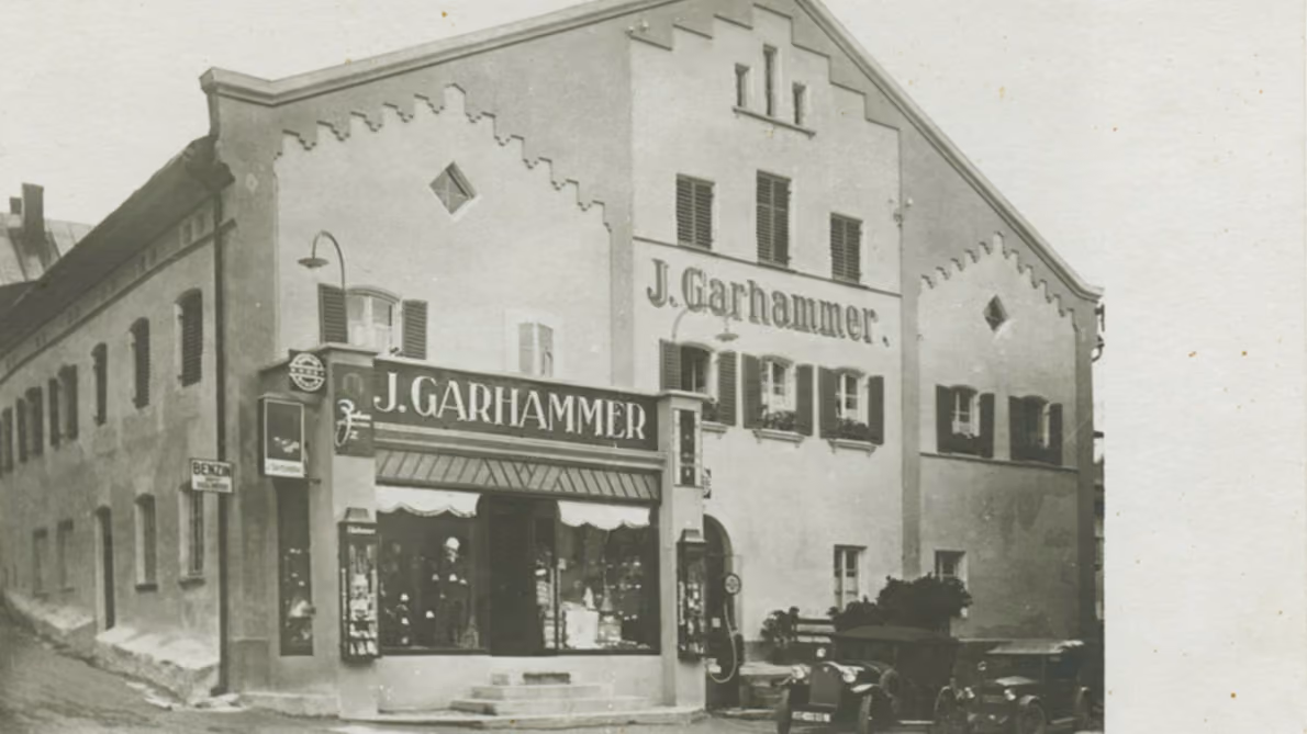 Fassade des Hauses GARHAMMER mit dem ersten Schaufenster nach dem Anbau 1927