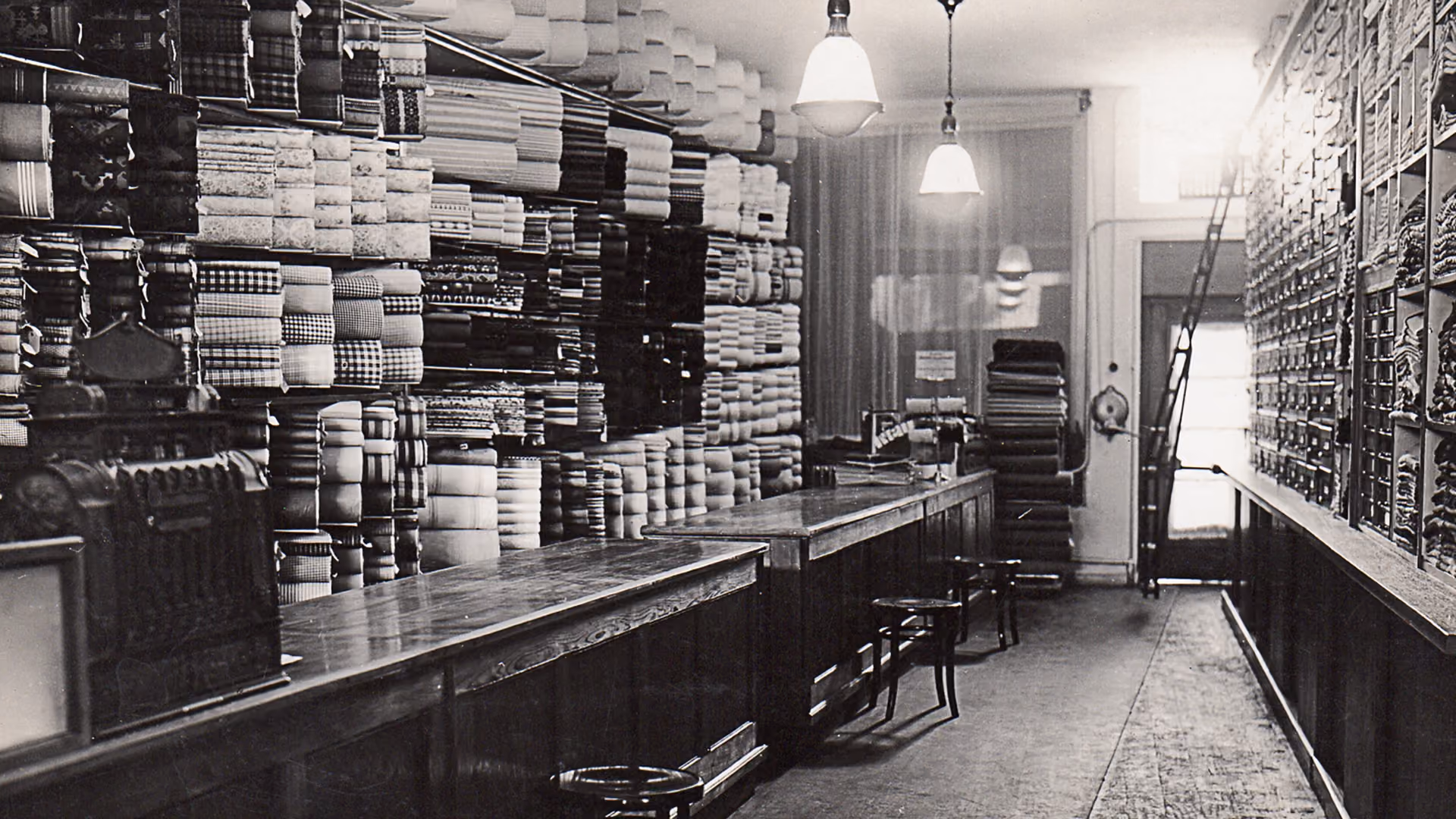 Verkaufsraum des Warenhauses Johann Garhammer mit Stoffballen, 1932