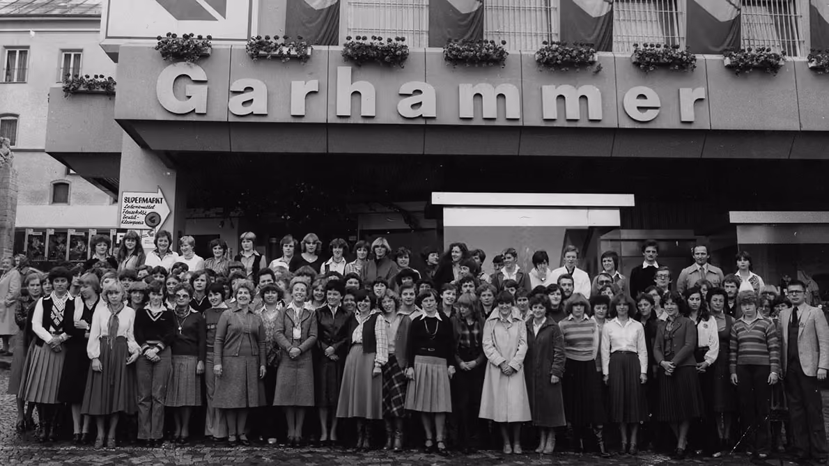 Mitarbeiterinnen und Mitarbeiter beim 75-jährigen Firmenjubiläum 1971