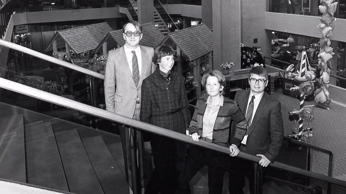 Franz und Reinhard Huber mit ihren Frauen Brigitte und Monika im ausgebauten Modehaus, 1978
