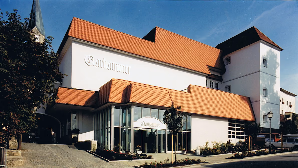 Neuer Eingangsbereich an der Ringmauerstraße mit gläserner Fassade, 1994