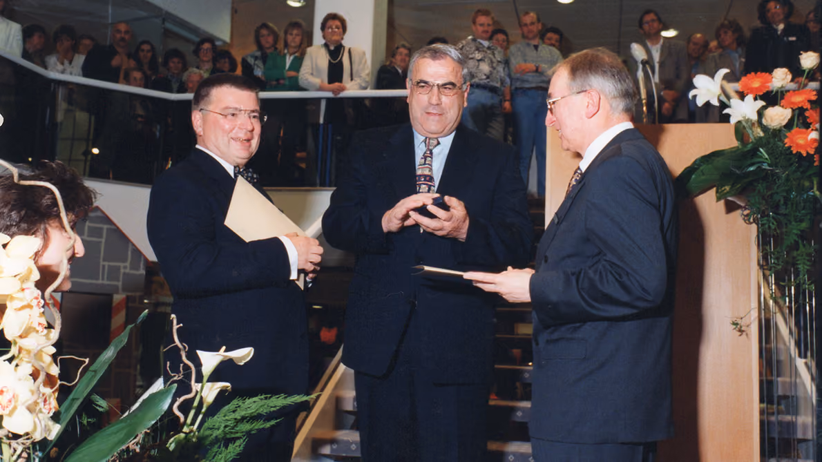 Landrat Alfons Urban gratuliert Reinhard und Franz Huber zum 100-jährigen Bestehen, 1996