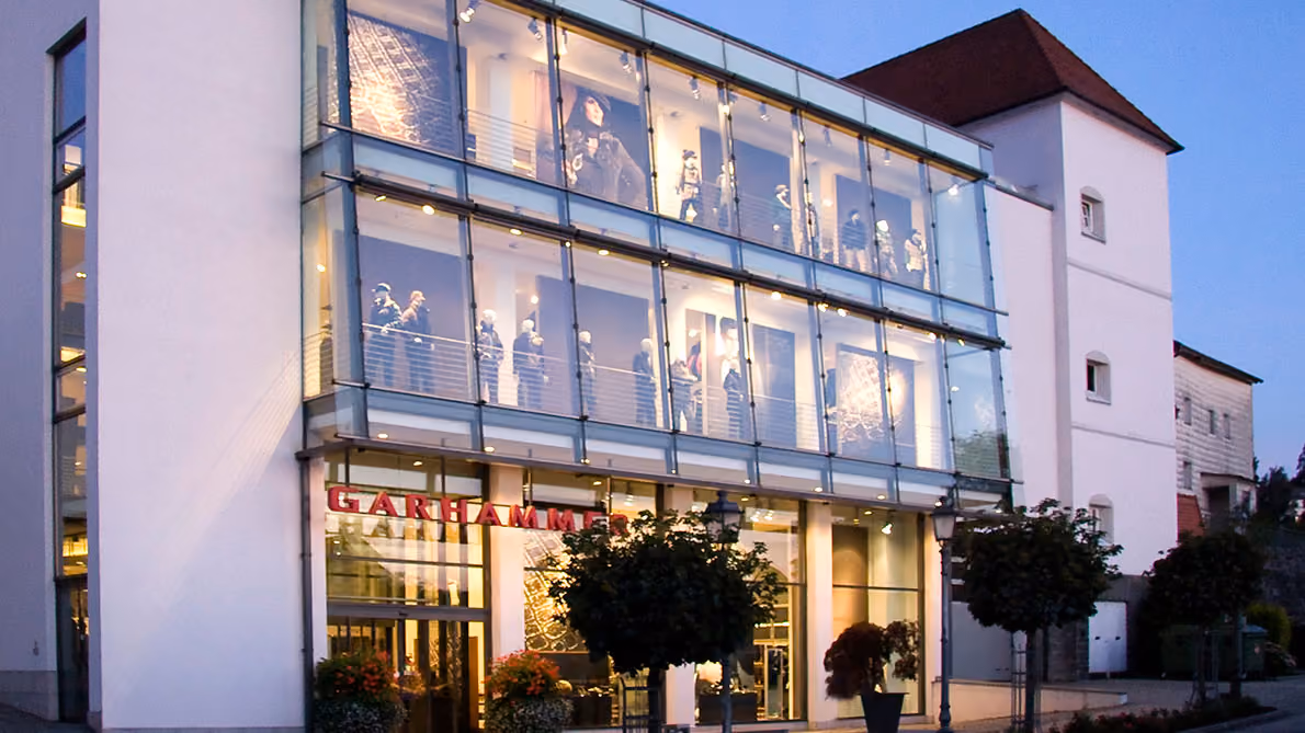 Die komplett verglaste Fassade des Modehauses zur Ringmauerstraße, 2000