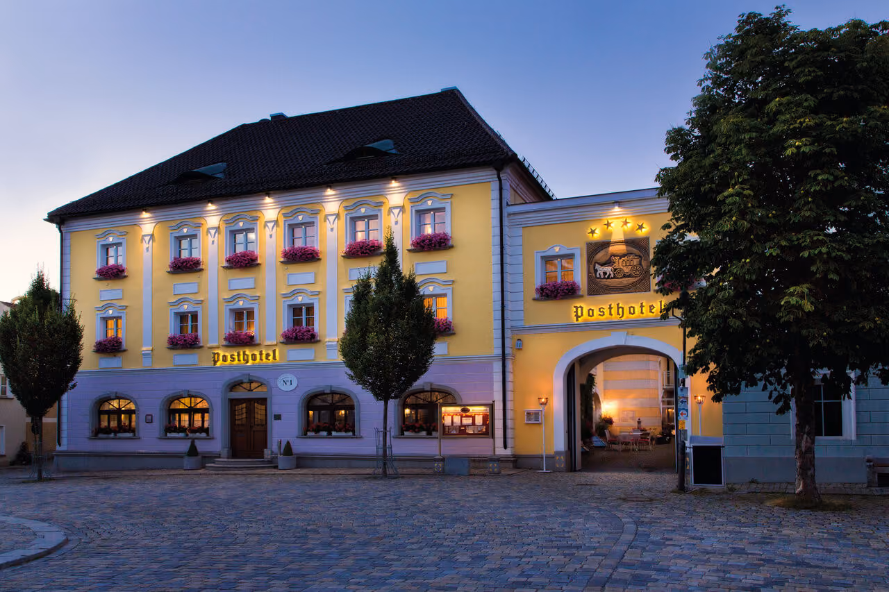 Fassade des Romantik Posthotels in Röhrnbach am Abend