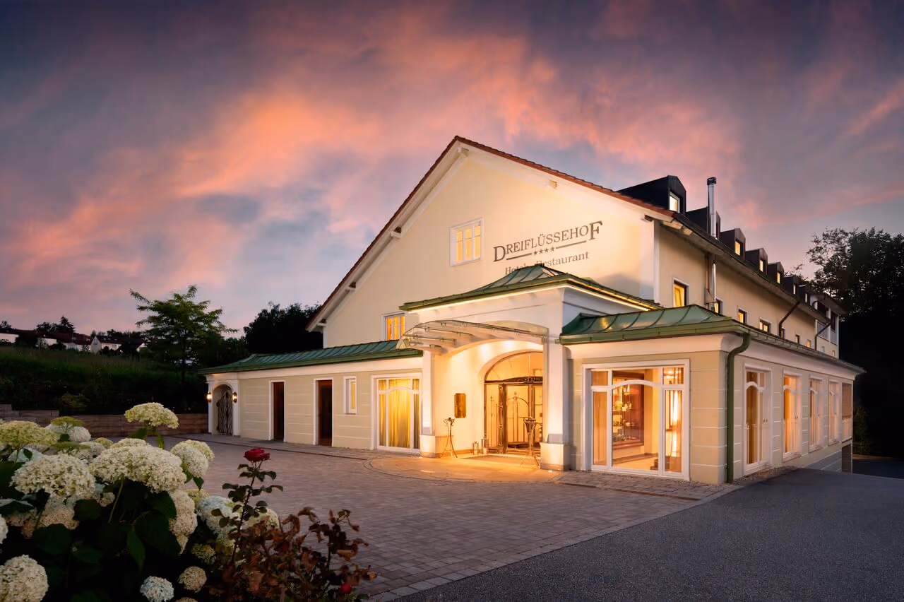 Hotel Dreiflüssehof in Passau im Abendlicht