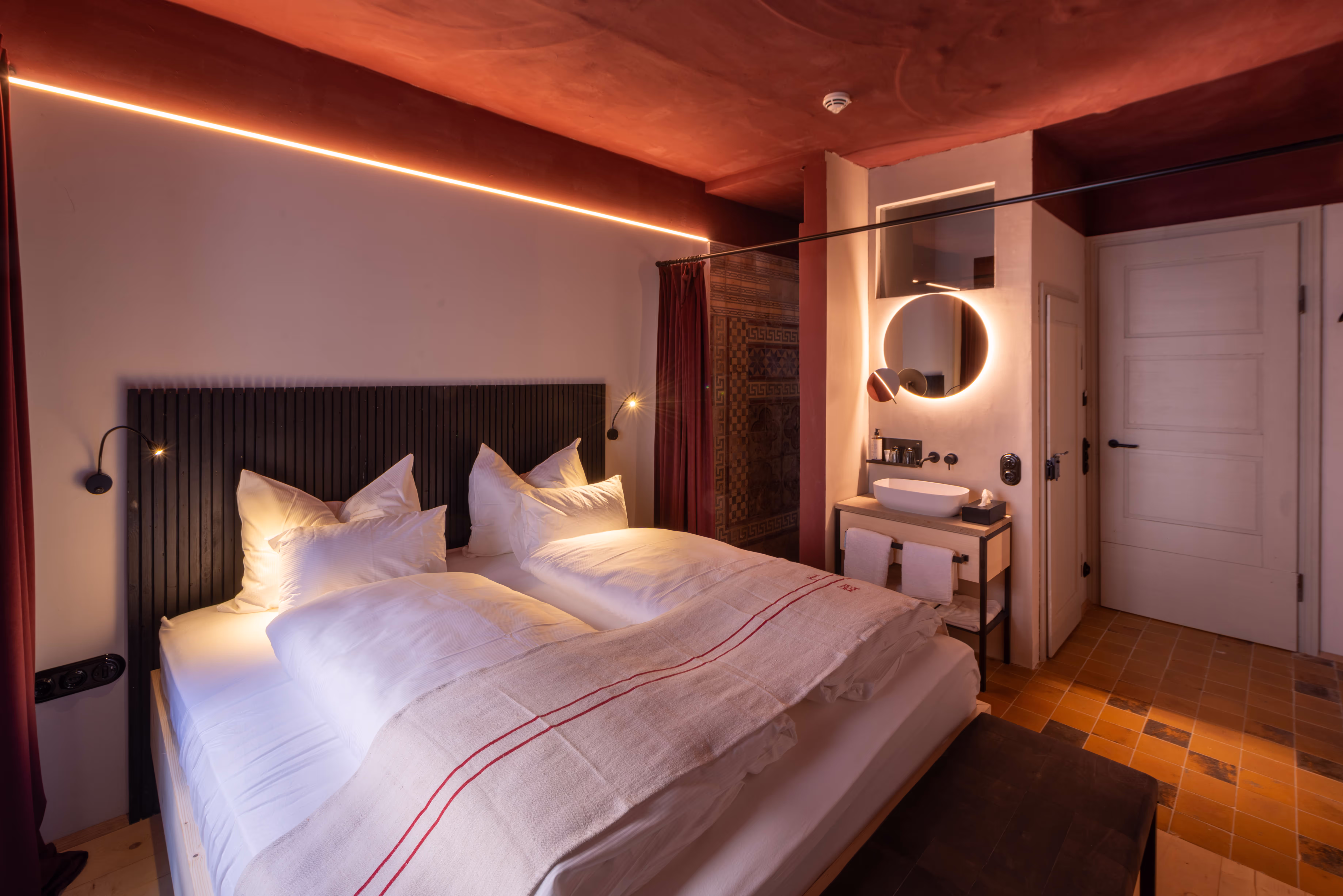 Zimmer im Hotel Kühbacher in Passau mit Stuckdecke und historischen Fliesen