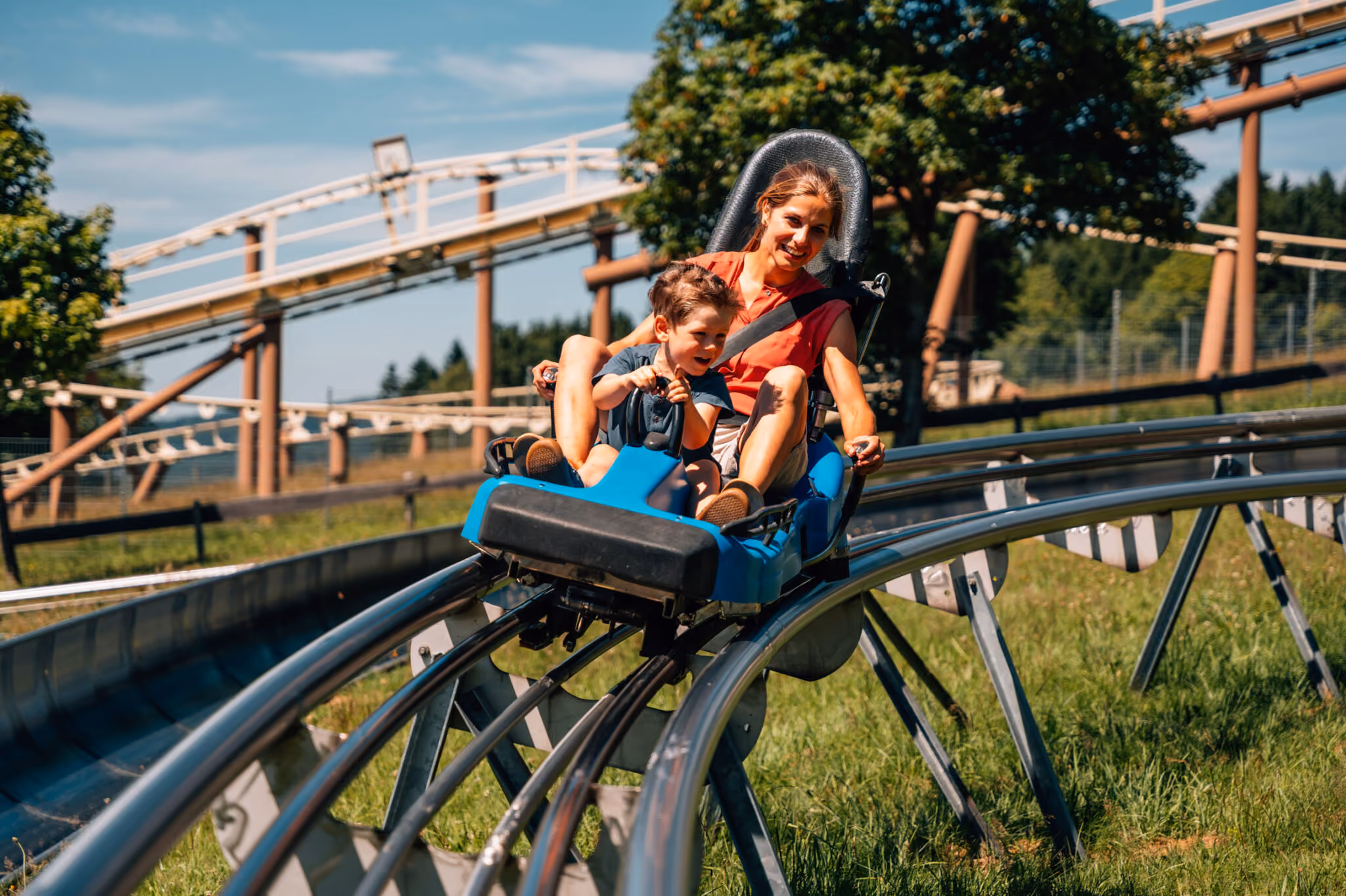 Mutter und Kind auf dem Alpine Coaster der Rodelbahn Sankt Englmar