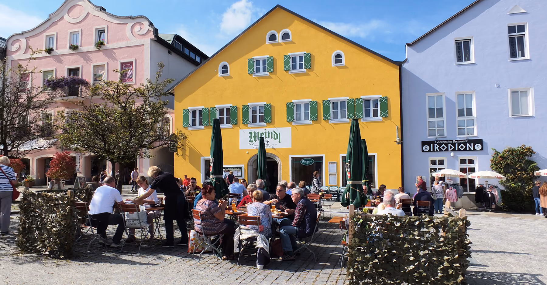 Gasthaus Meindl am Marktplatz Waldkirchen mit Gästen im Biergarten