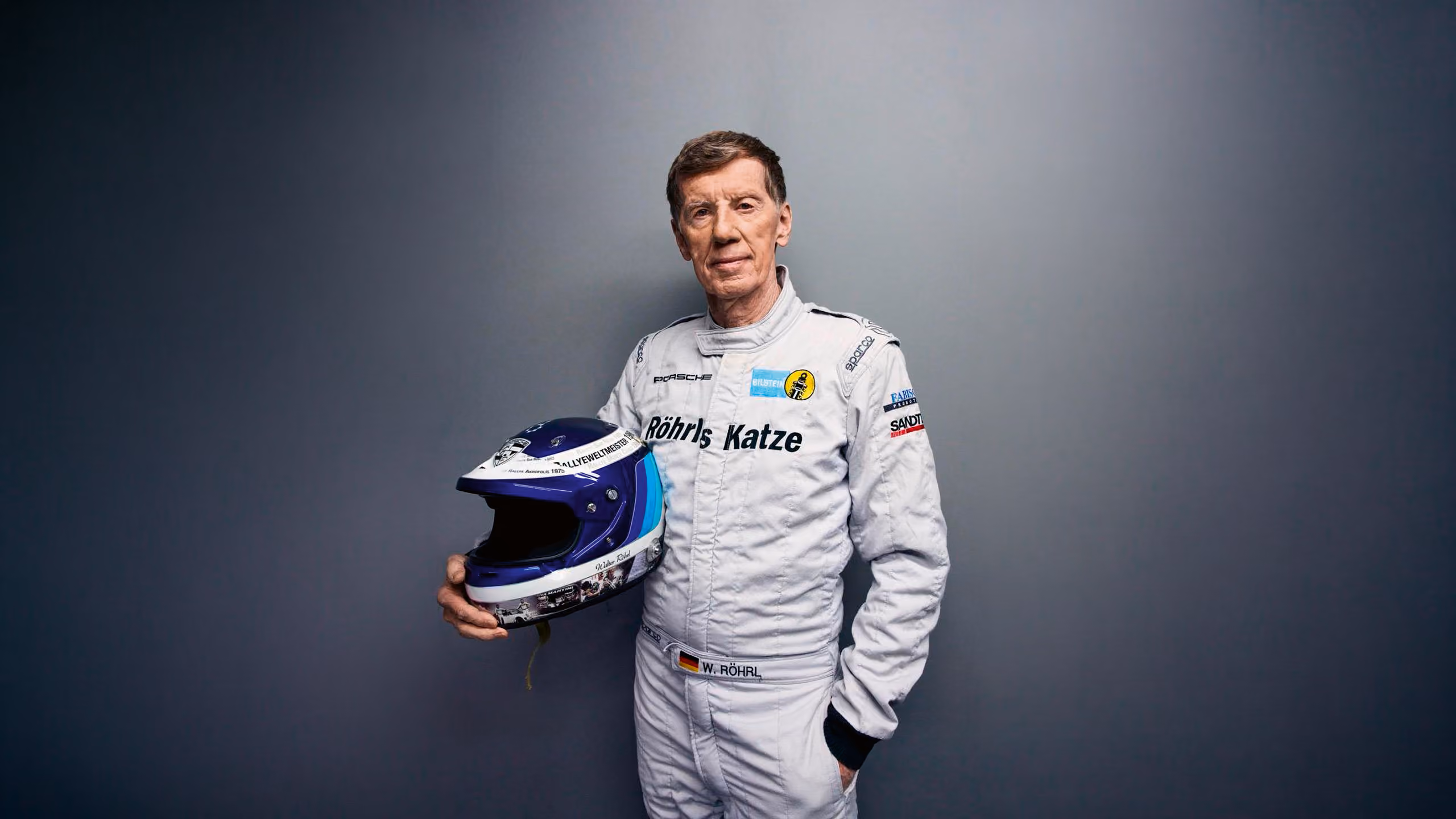 Walter Röhrl im Rennanzug mit Helm unter dem Arm – Meet & Greet bei GARHAMMER