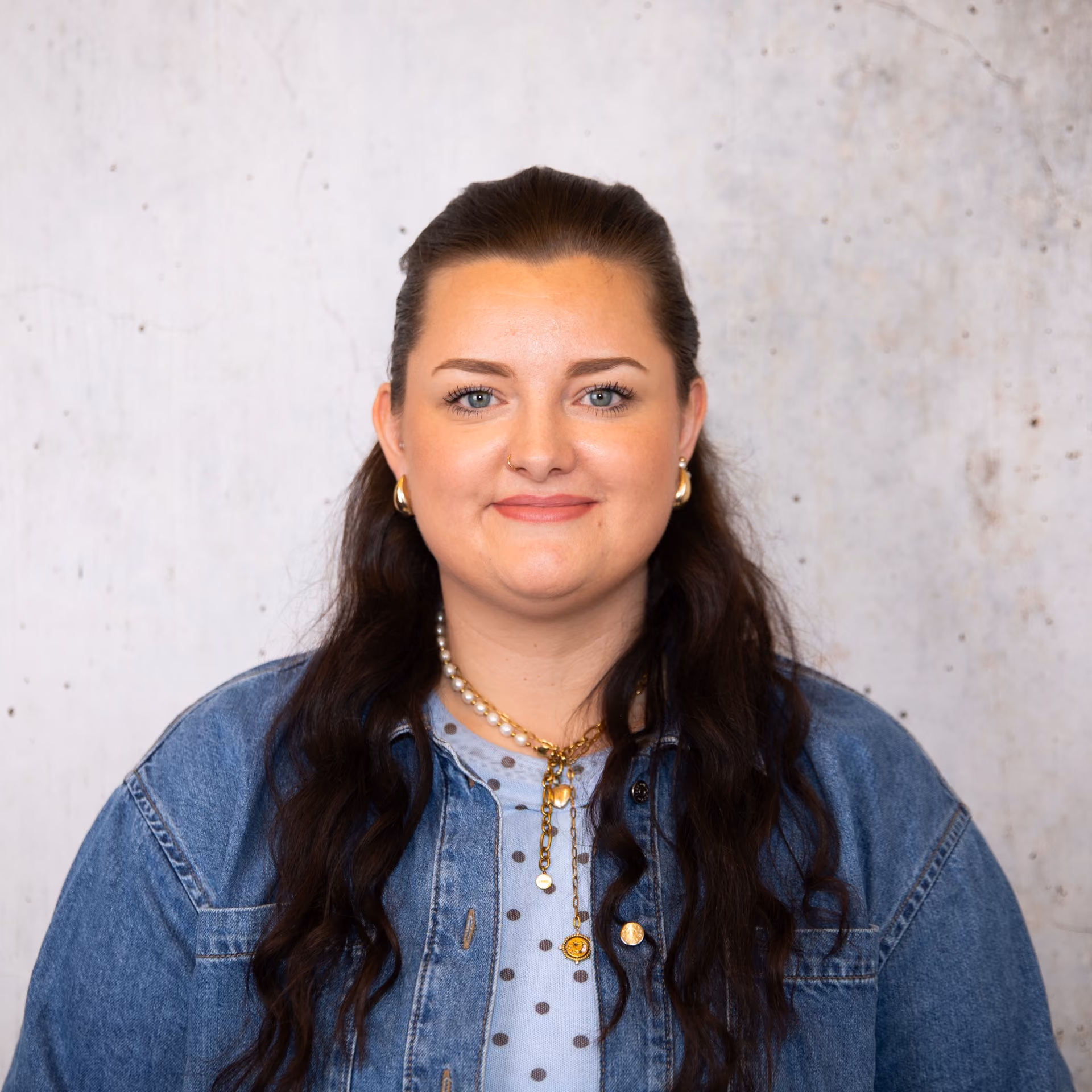 Portrait von Carolin Schiermeier, Assistenz der Abteilungsleitung KAOS/Young Fashion bei GARHAMMER