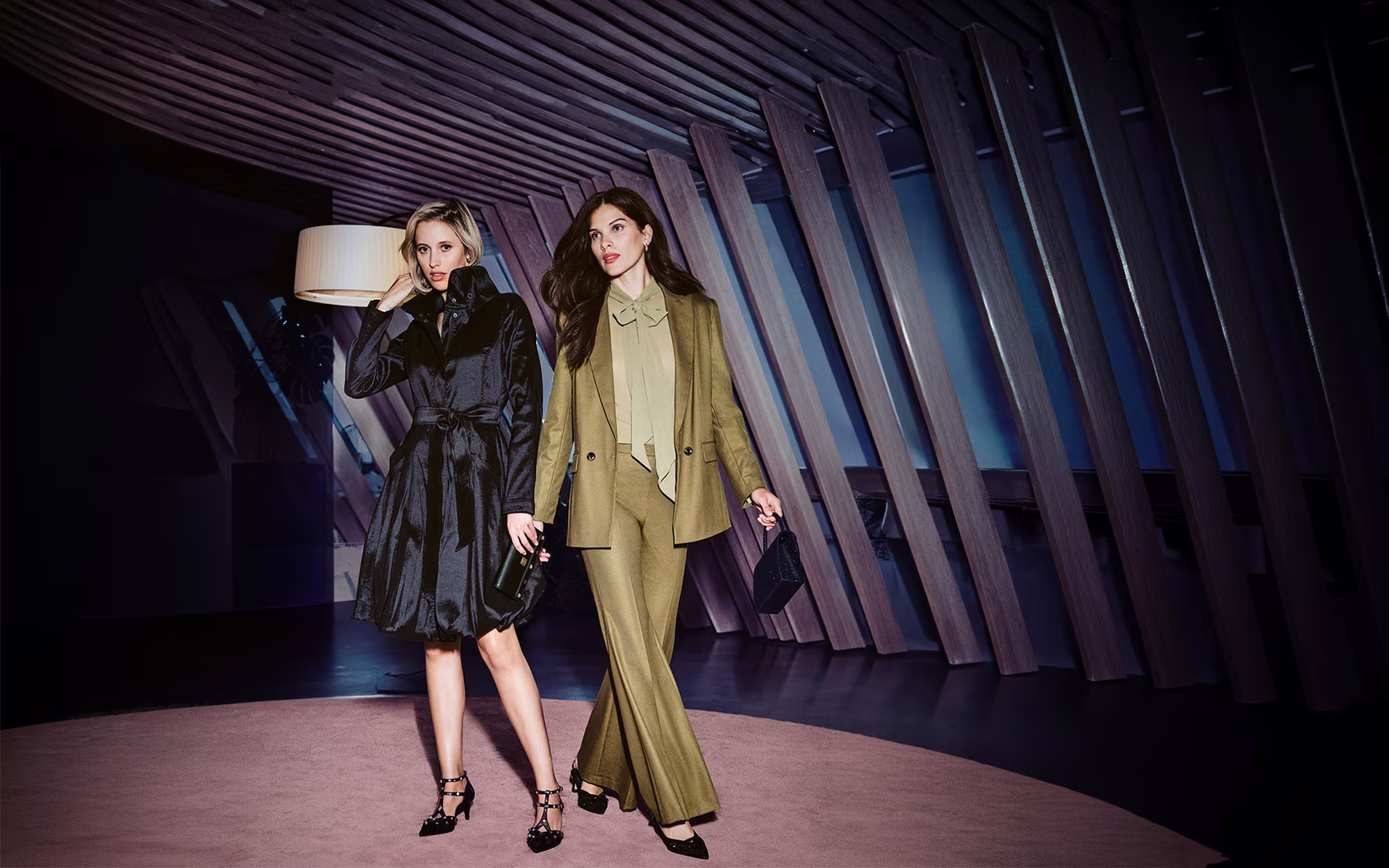 Zwei Models in eleganter Abendmode – Late Night Shopping bei GARHAMMER