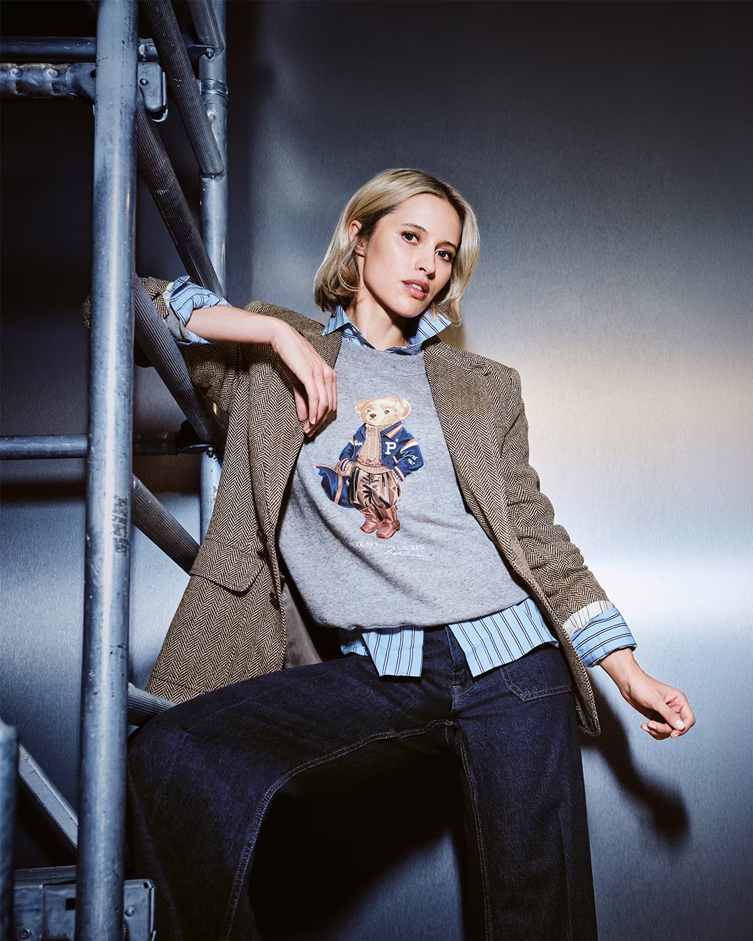 Model in Tweed-Blazer und Pullover mit Teddy-Motiv – Damenmode bei GARHAMMER