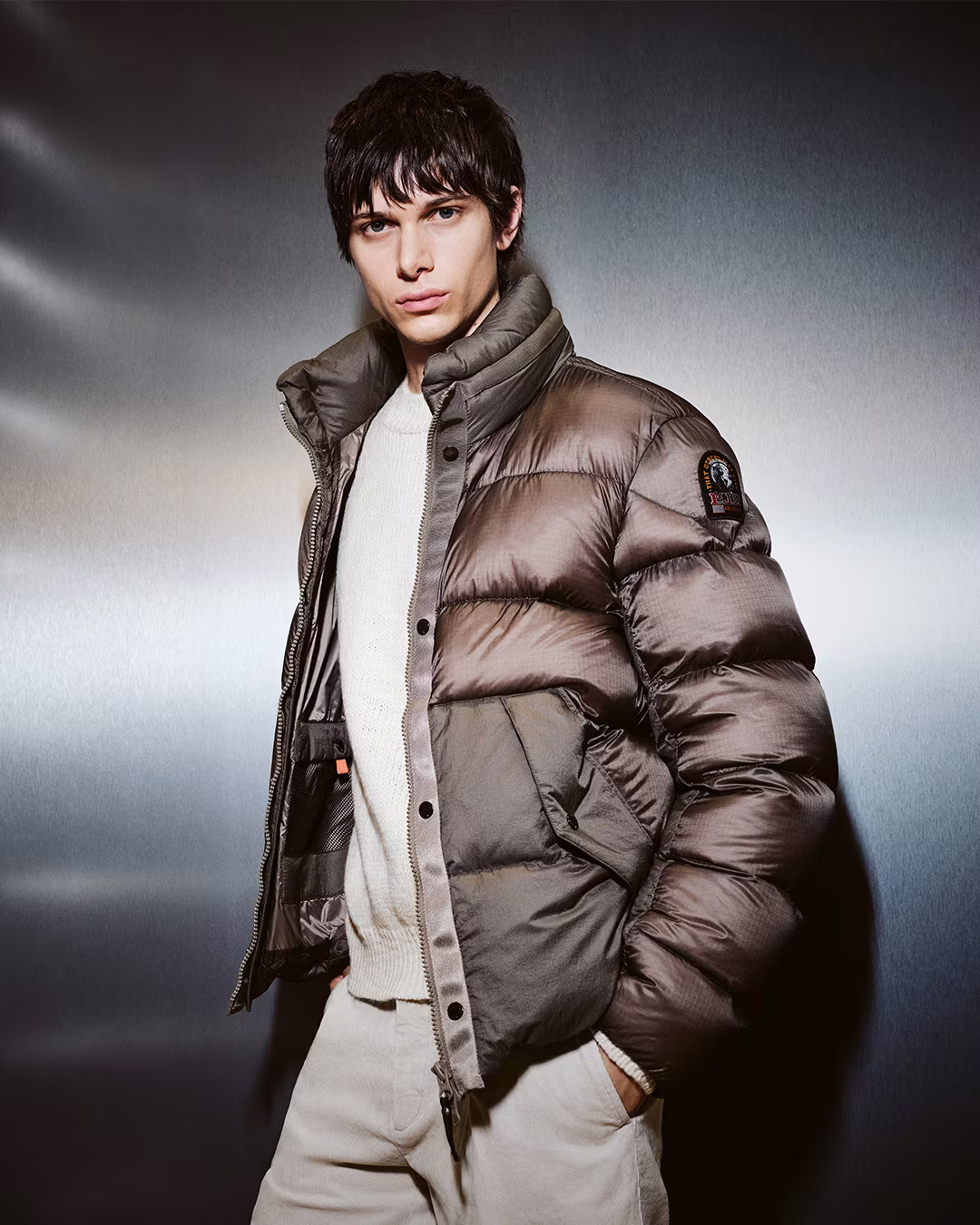 Model in brauner Daunenjacke – Herrenmode bei GARHAMMER